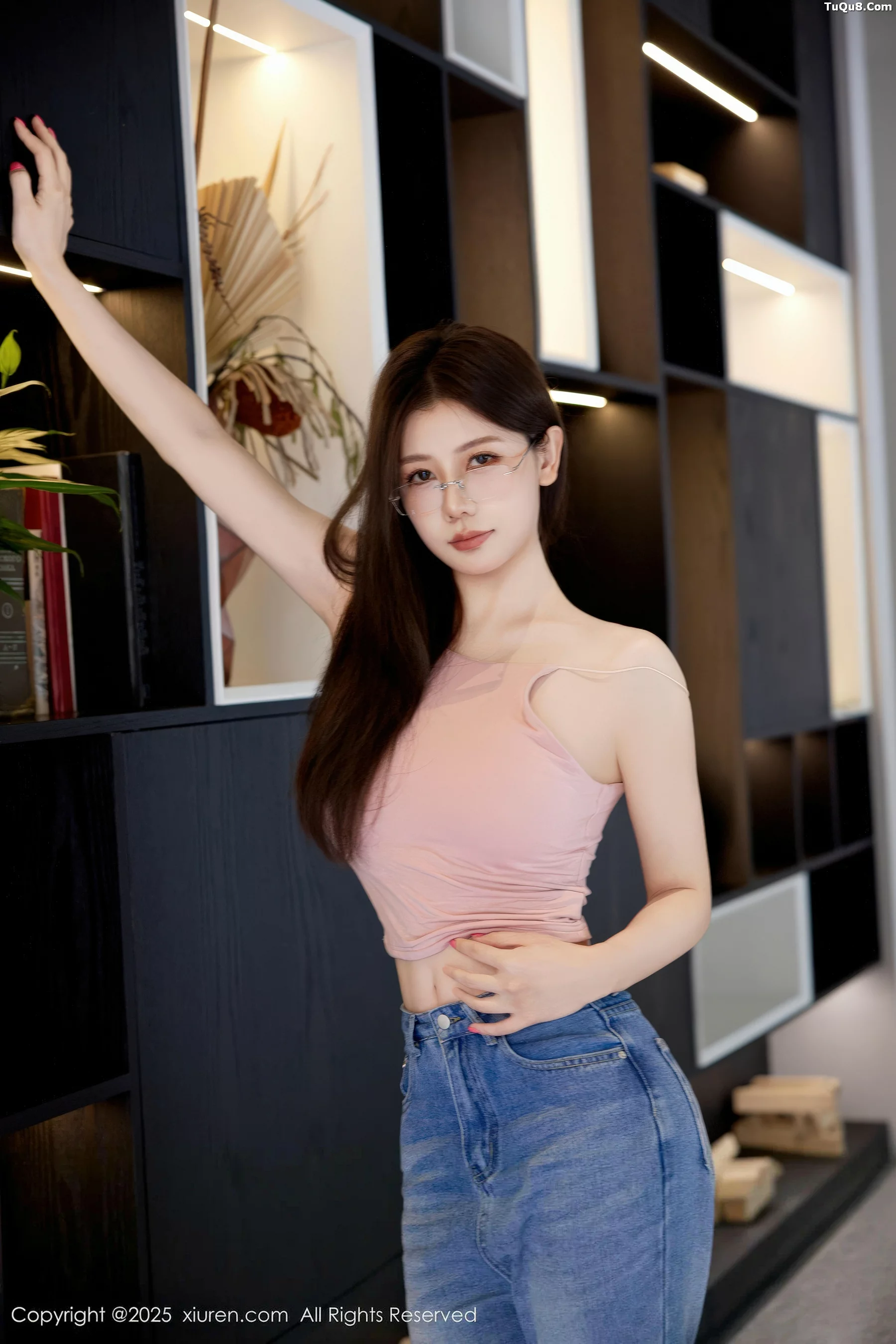 尹甜甜sunny性感粉色上衣配蓝色牛仔裤秀完美身材绝美写真 第 22 张