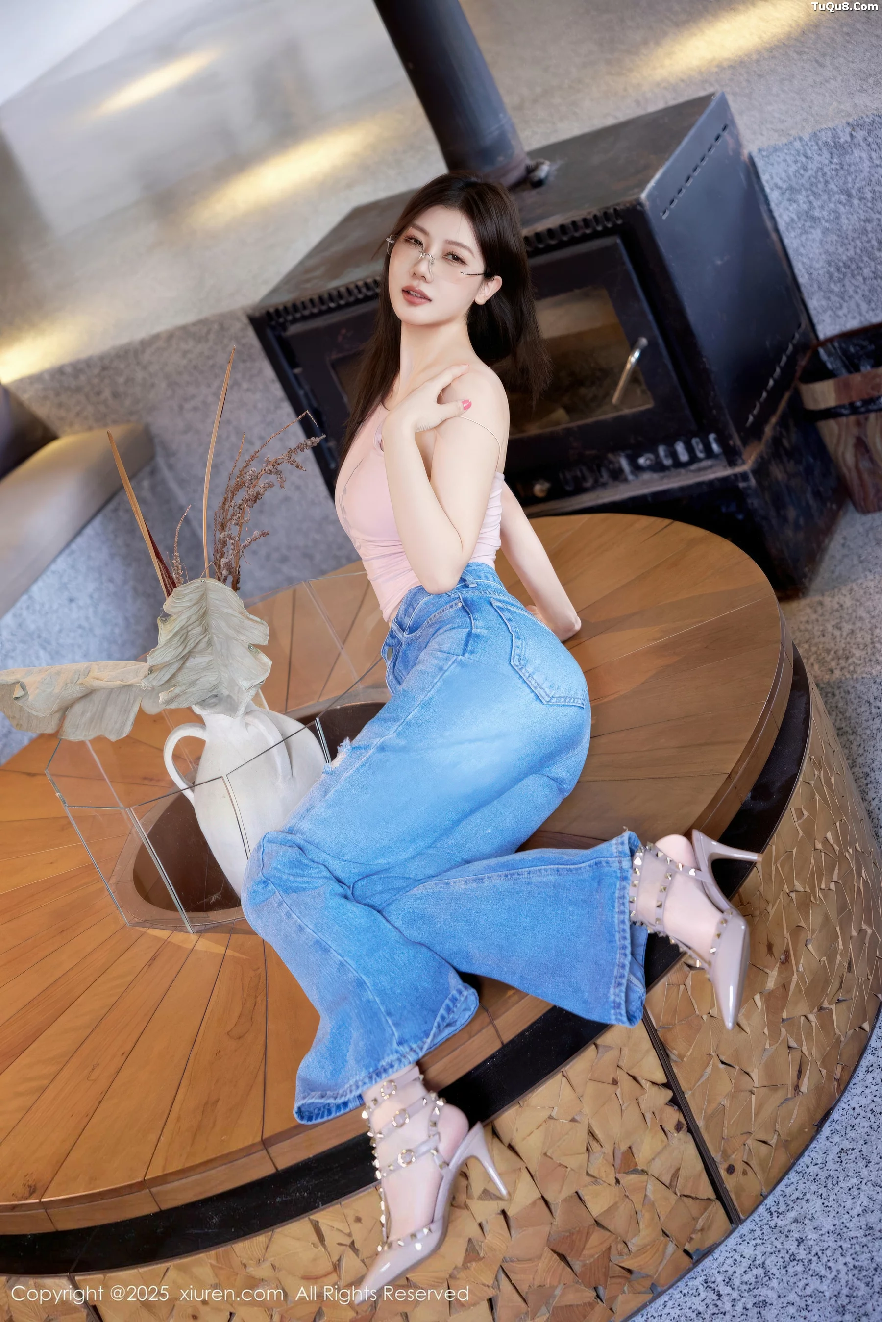 尹甜甜sunny性感粉色上衣配蓝色牛仔裤秀完美身材绝美写真 第 27 张