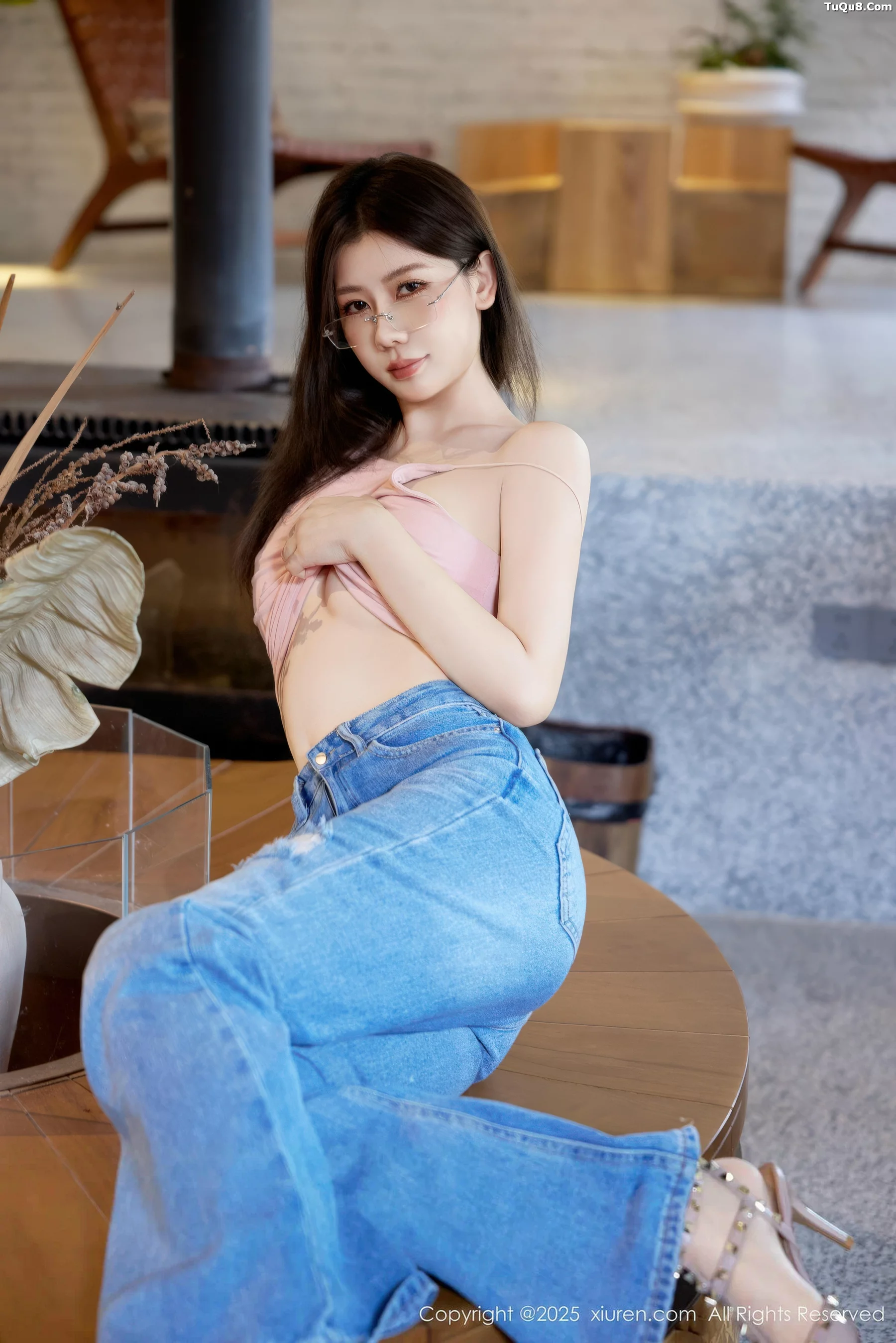 尹甜甜sunny性感粉色上衣配蓝色牛仔裤秀完美身材绝美写真 第 32 张