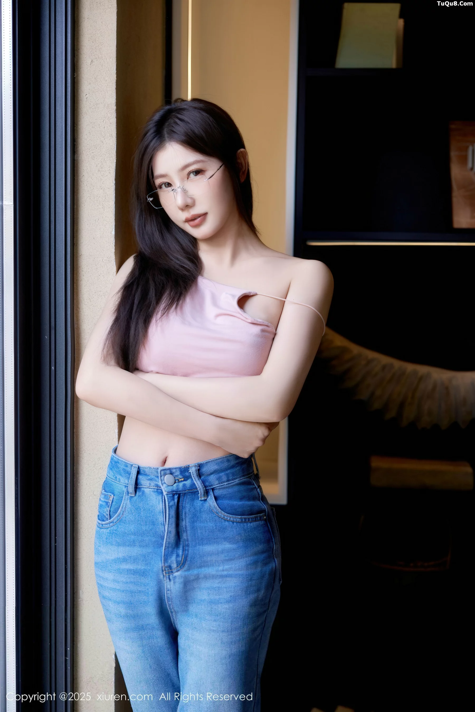尹甜甜sunny性感粉色上衣配蓝色牛仔裤秀完美身材绝美写真 第 48 张