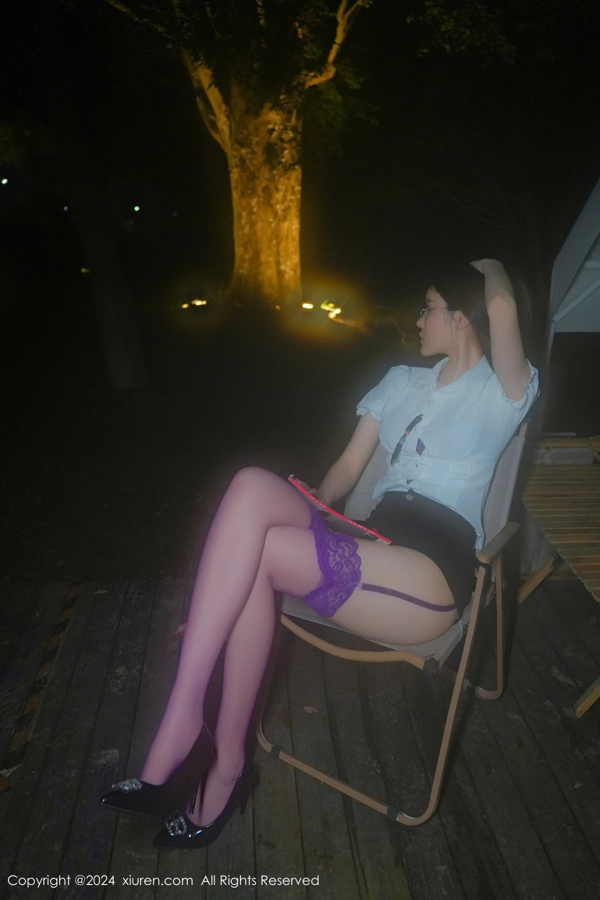 Erikaki性感白T露紫色内衣配紫丝吊袜秀完美身材绝美写真 第 42 张