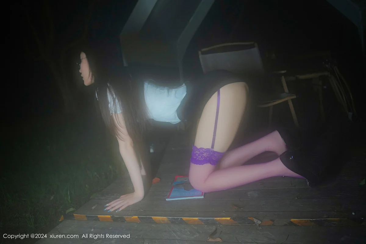 Erikaki性感白T露紫色内衣配紫丝吊袜秀完美身材绝美写真 第 45 张