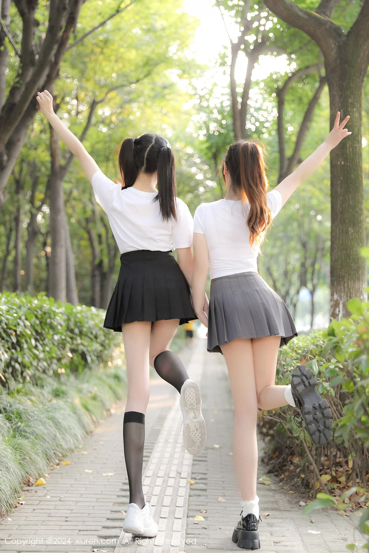 合集袁圆性感姐妹花脱JK制服秀完美身材惹火绝美写真 第 3 张