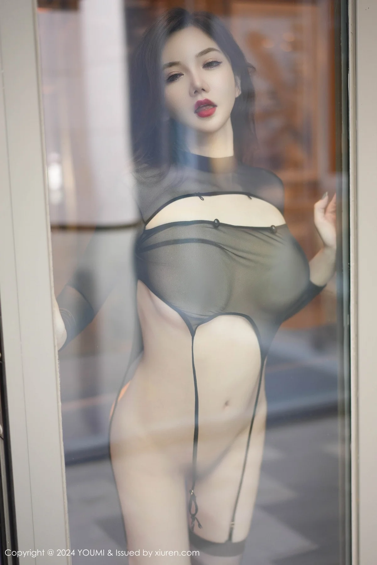 心妍小公主性感黑色轻透服饰配黑丝吊袜秀丰满身材绝美写真 第 82 张