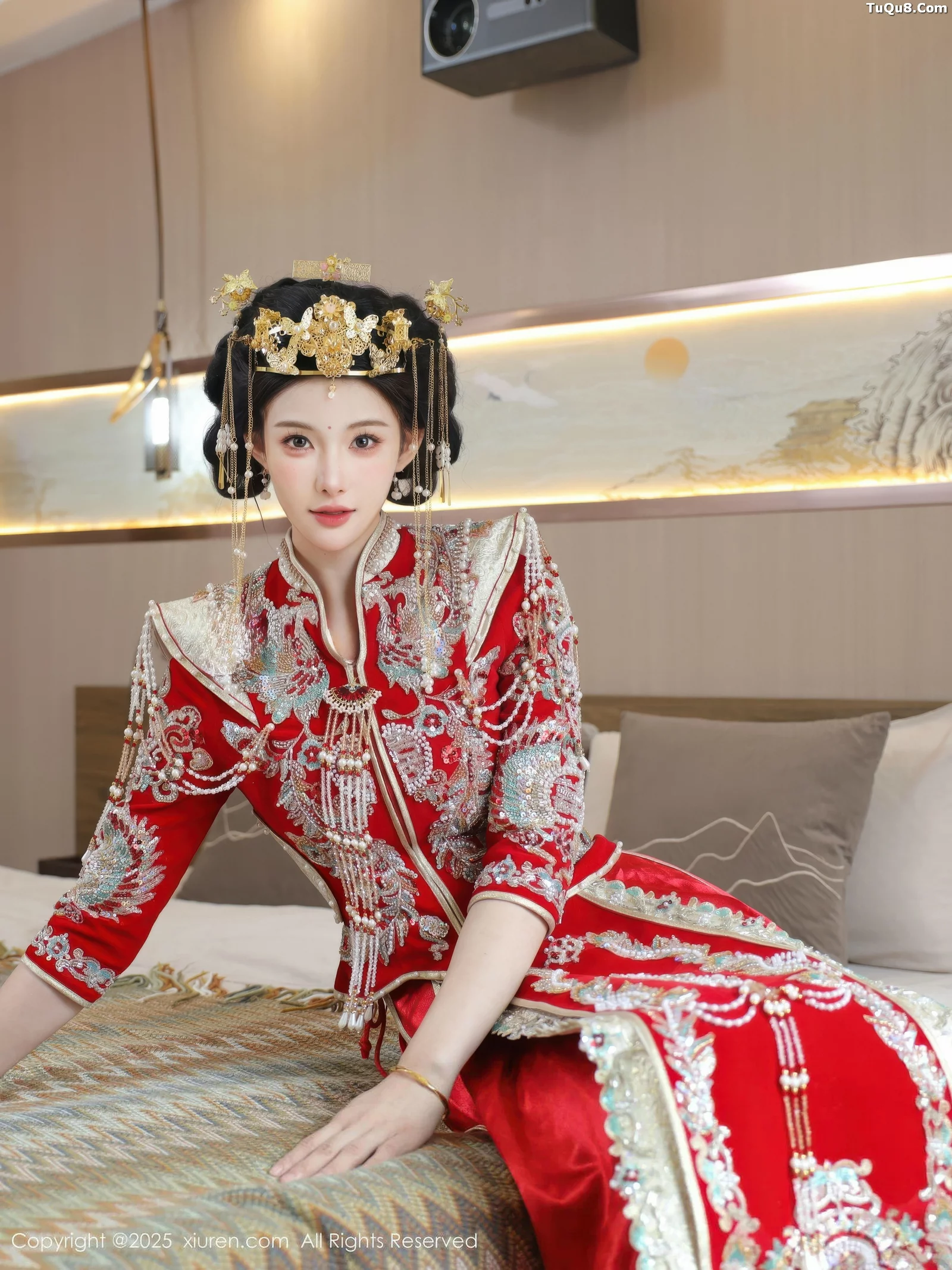 梨霜儿性感红色新娘服饰配肉色丝袜秀丰腴身材迷人绝美写真 第 10 张