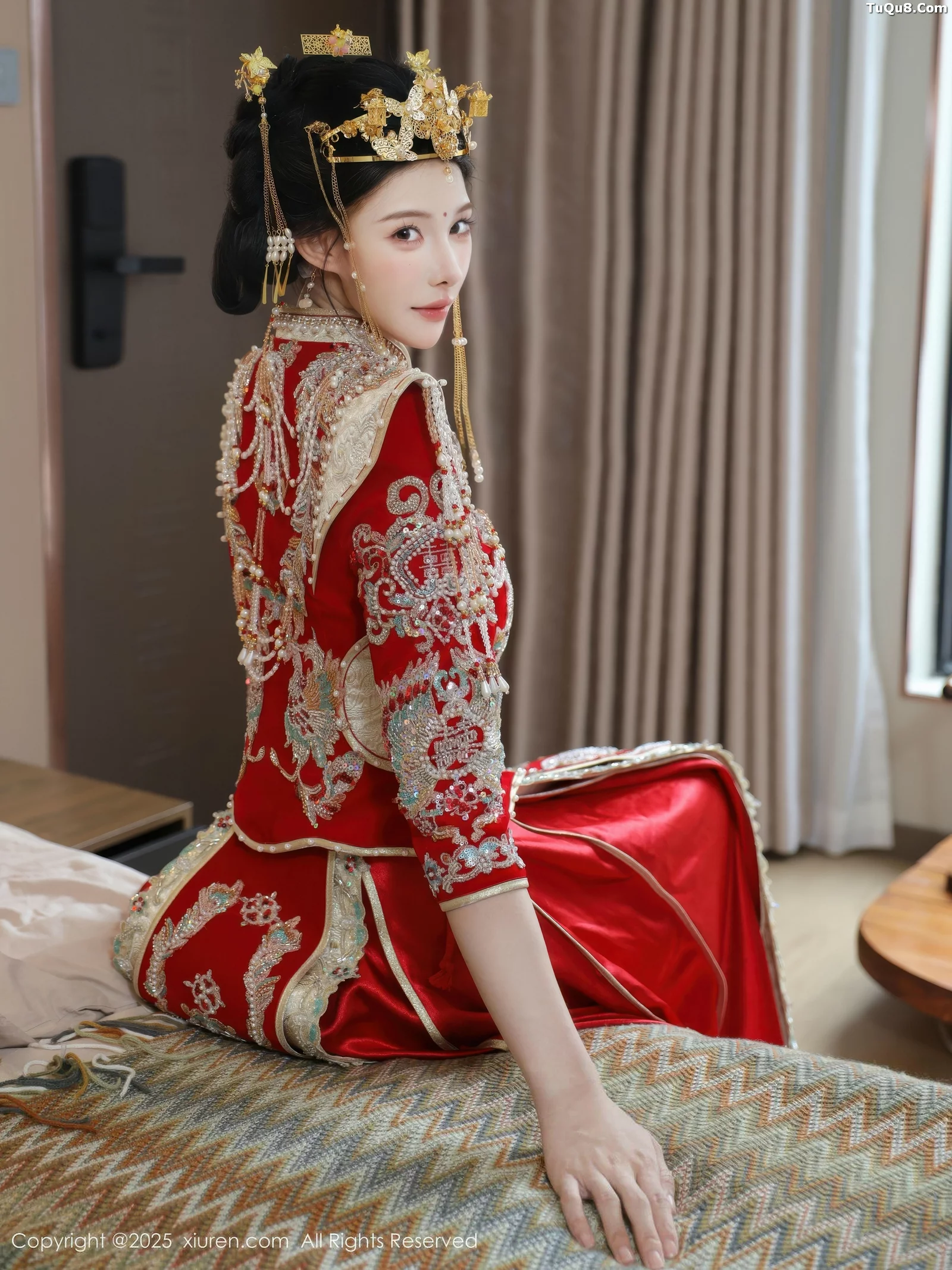 梨霜儿性感红色新娘服饰配肉色丝袜秀丰腴身材迷人绝美写真 第 22 张