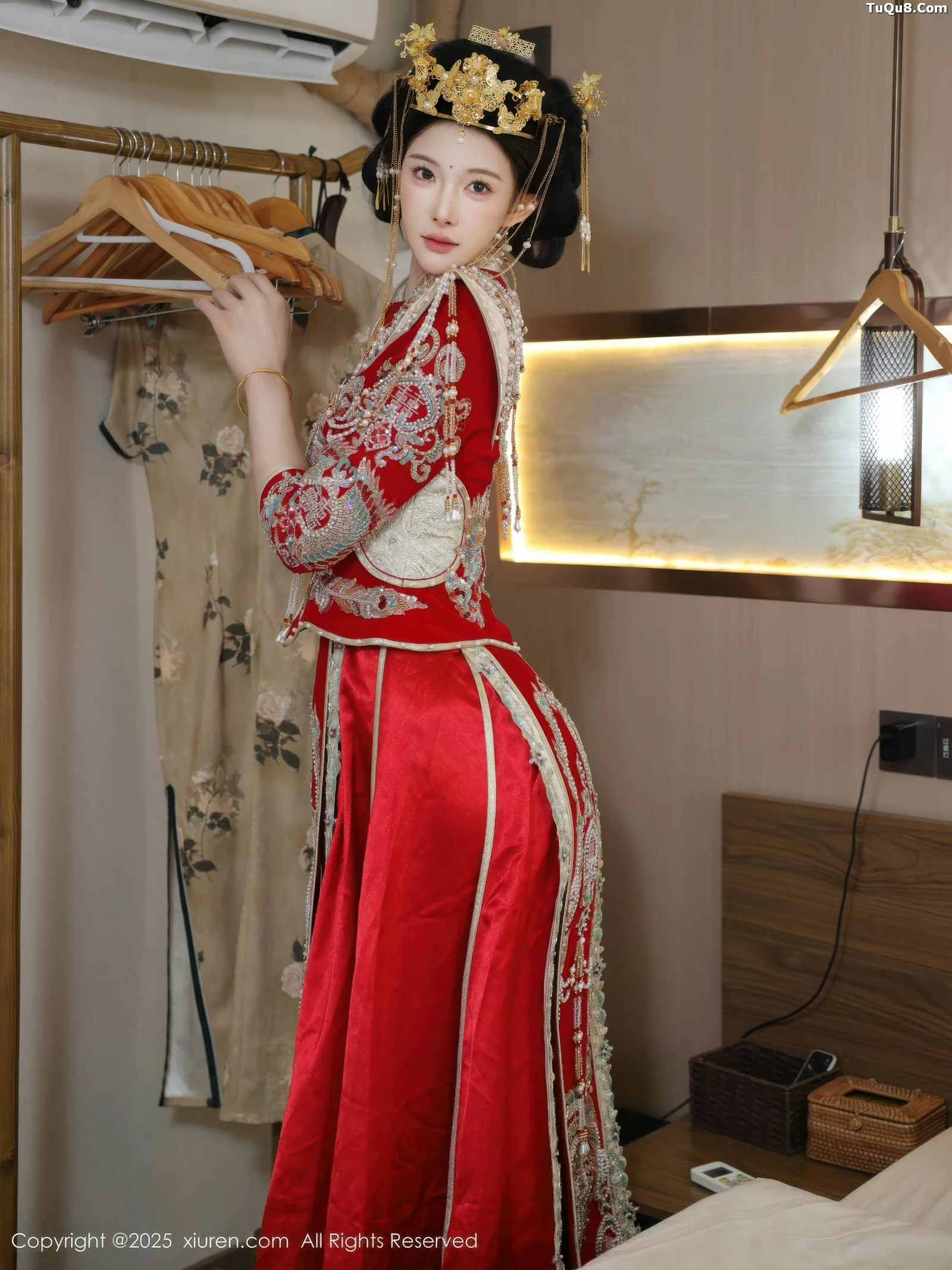 梨霜儿性感红色新娘服饰配肉色丝袜秀丰腴身材迷人绝美写真 第 29 张