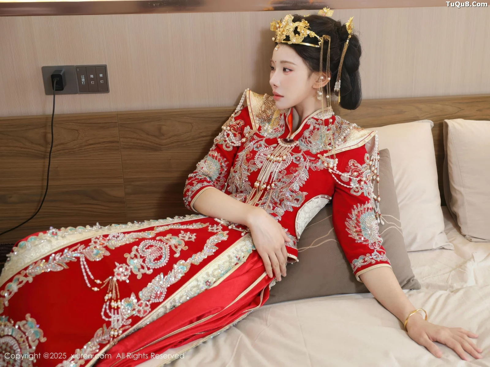 梨霜儿性感红色新娘服饰配肉色丝袜秀丰腴身材迷人绝美写真 第 34 张