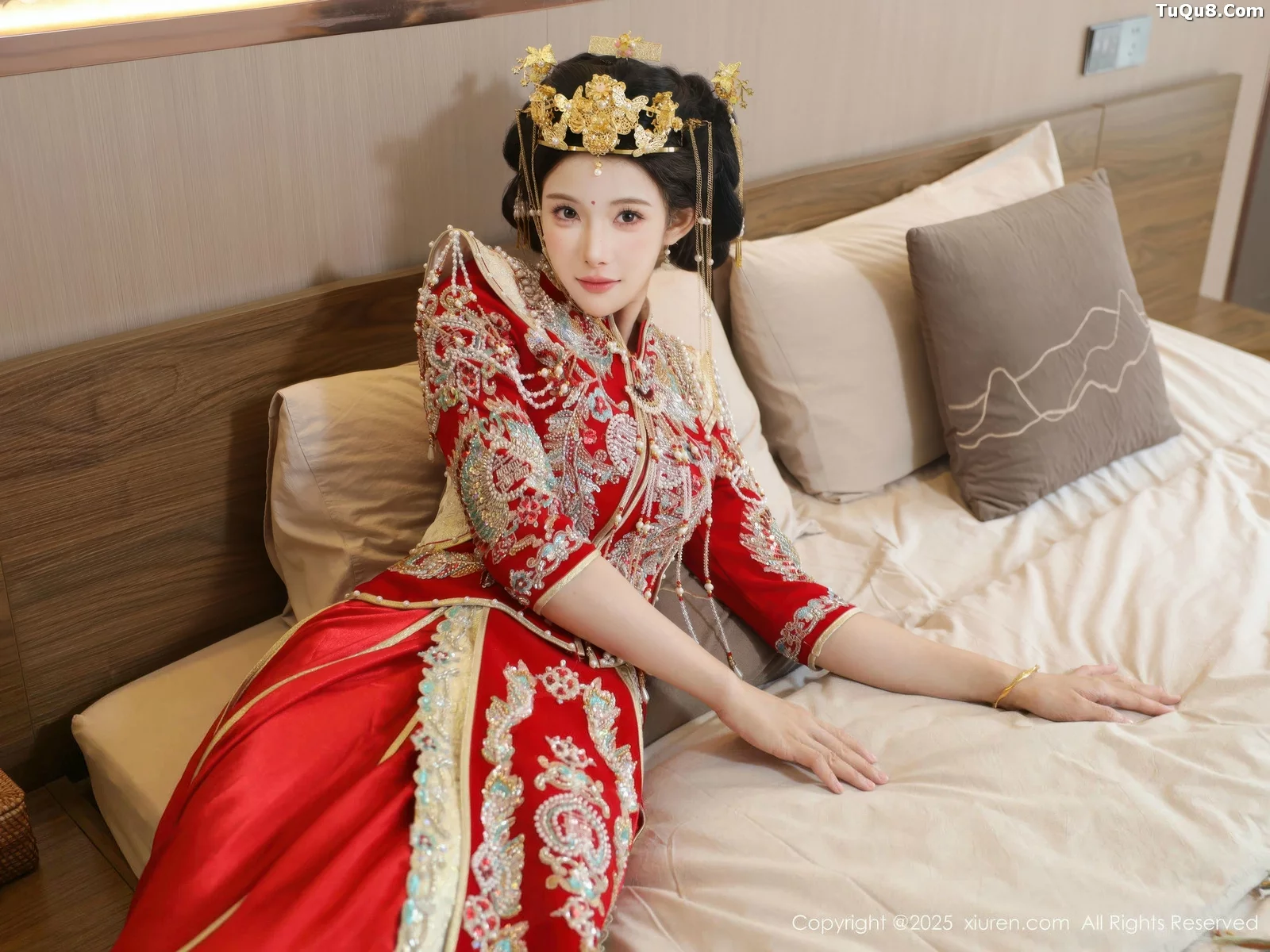 梨霜儿性感红色新娘服饰配肉色丝袜秀丰腴身材迷人绝美写真 第 35 张