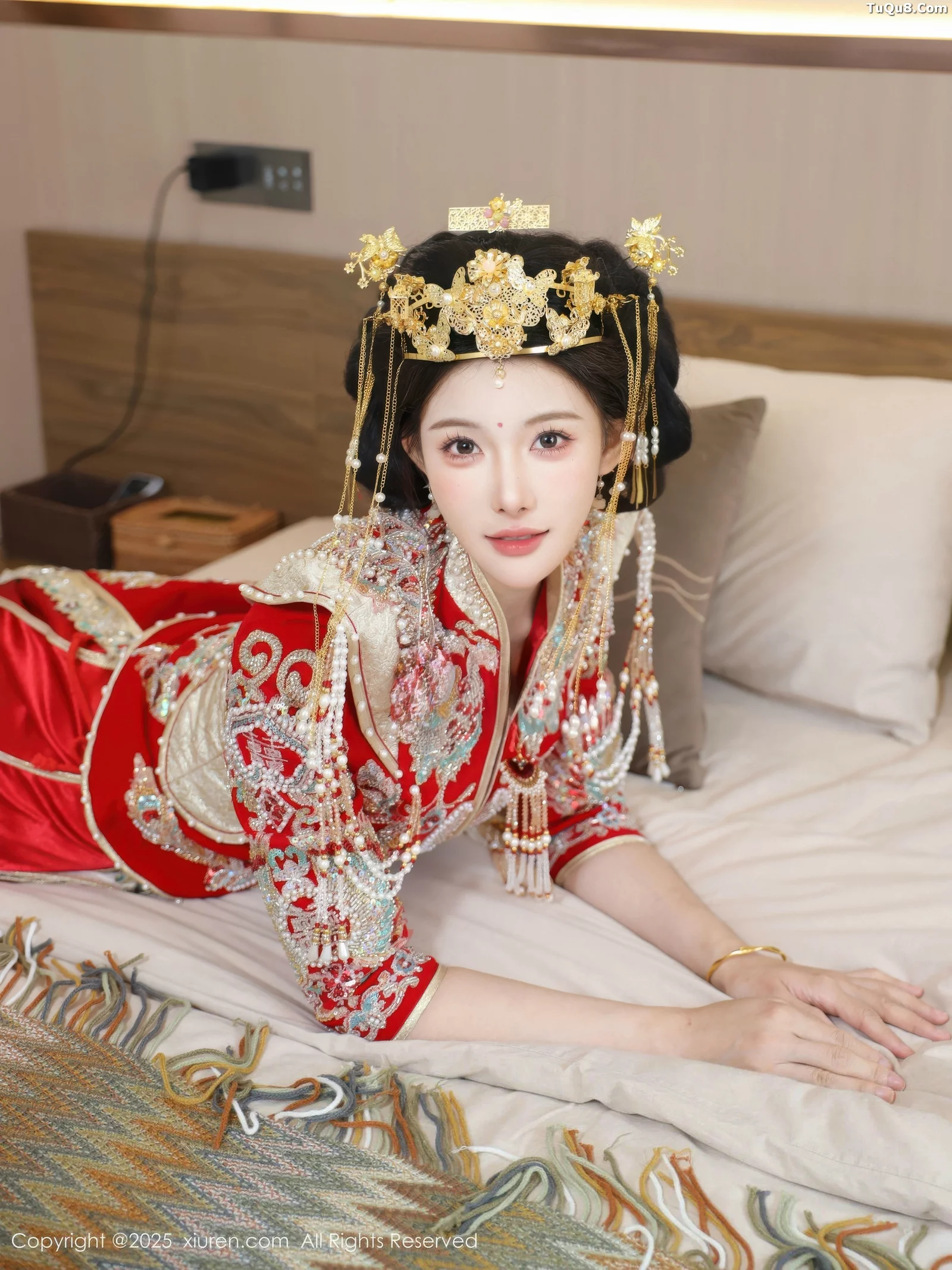 梨霜儿性感红色新娘服饰配肉色丝袜秀丰腴身材迷人绝美写真 第 37 张