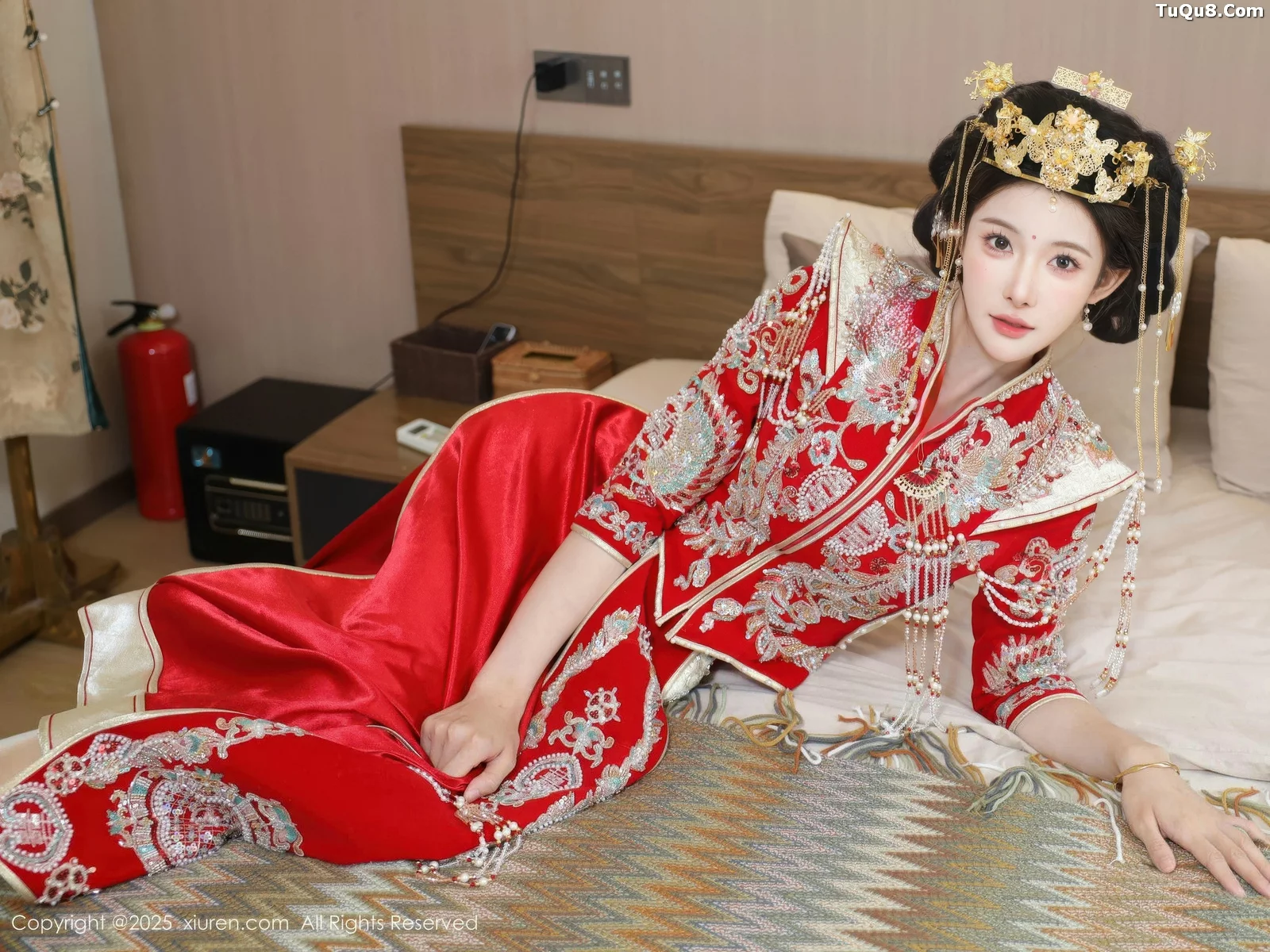 梨霜儿性感红色新娘服饰配肉色丝袜秀丰腴身材迷人绝美写真 第 40 张