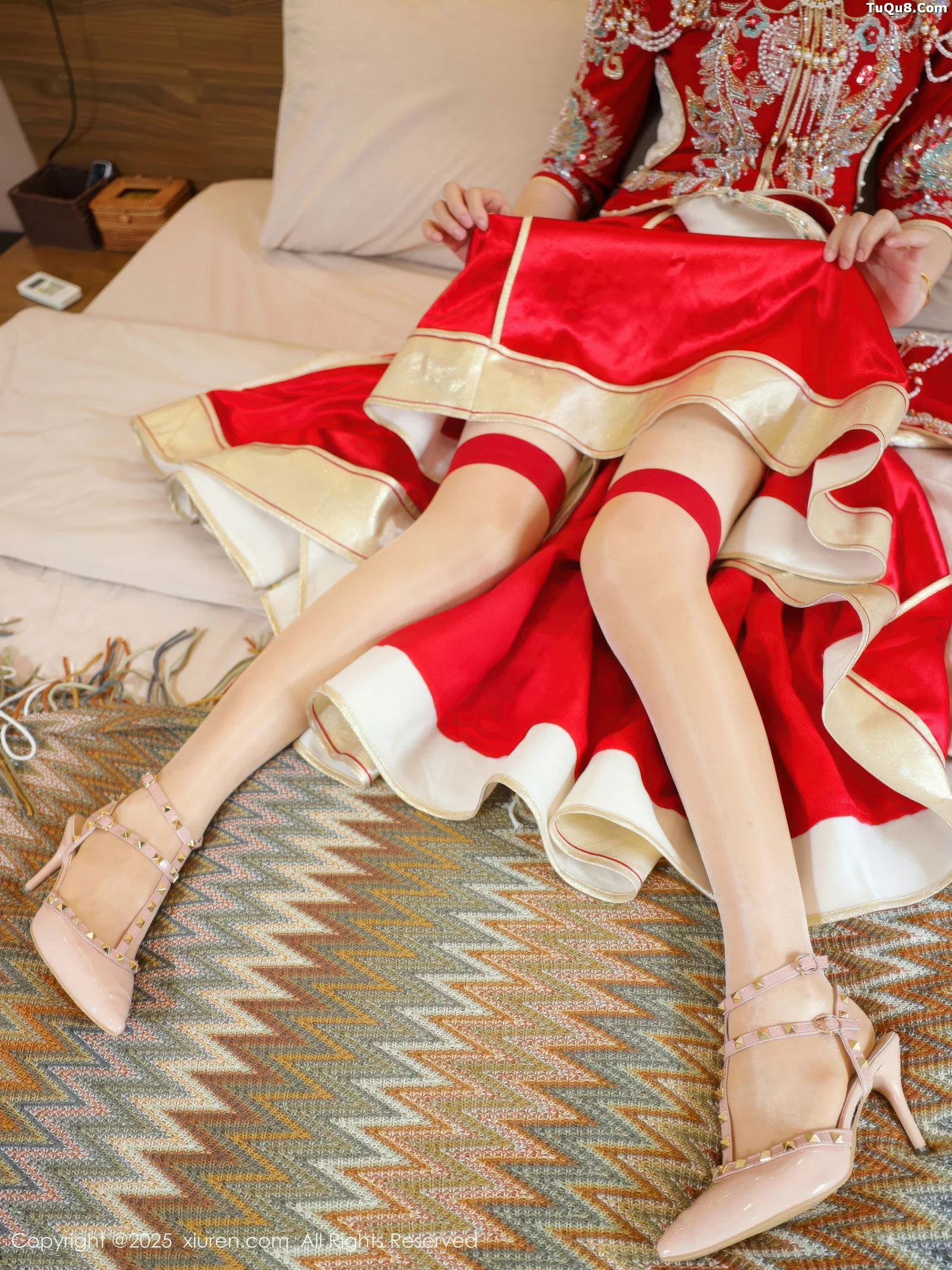 梨霜儿性感红色新娘服饰配肉色丝袜秀丰腴身材迷人绝美写真 第 57 张