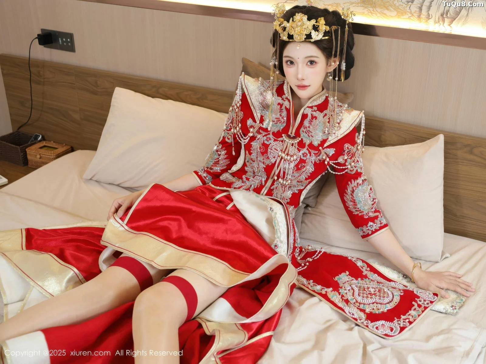 梨霜儿性感红色新娘服饰配肉色丝袜秀丰腴身材迷人绝美写真 第 59 张