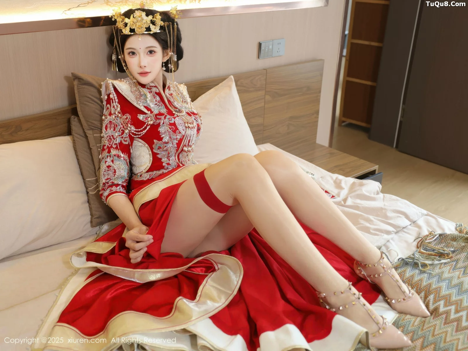 梨霜儿性感红色新娘服饰配肉色丝袜秀丰腴身材迷人绝美写真 第 72 张