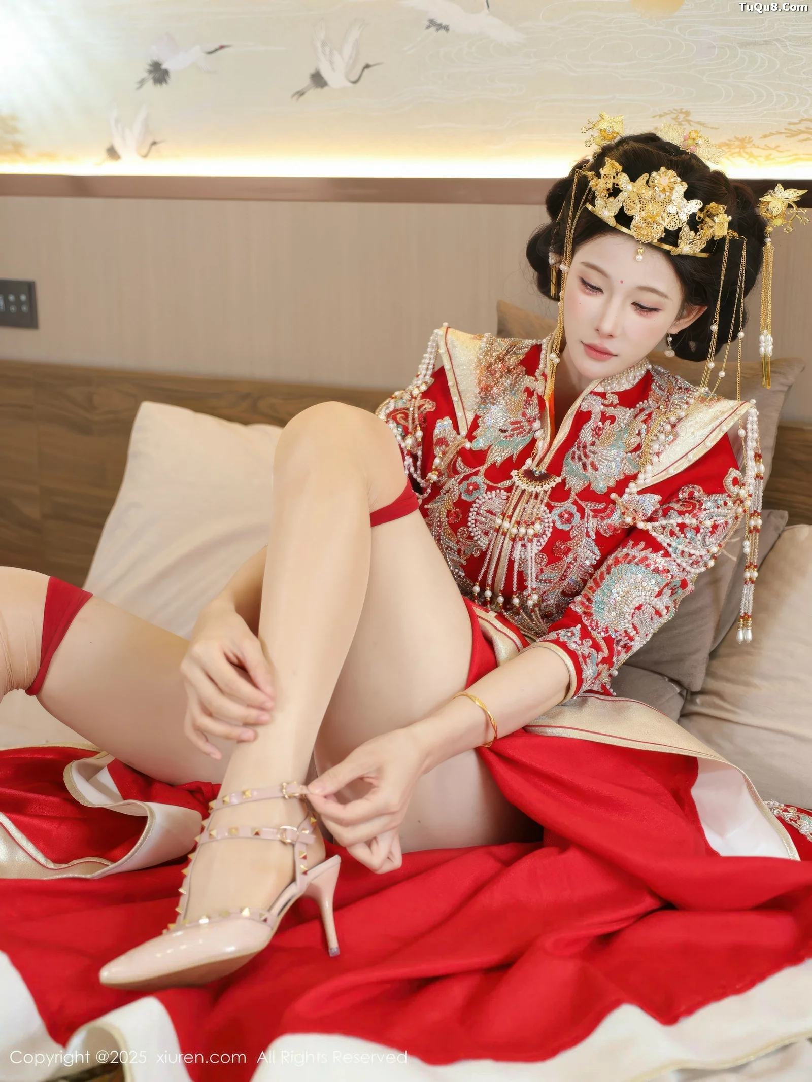 梨霜儿性感红色新娘服饰配肉色丝袜秀丰腴身材迷人绝美写真 第 95 张
