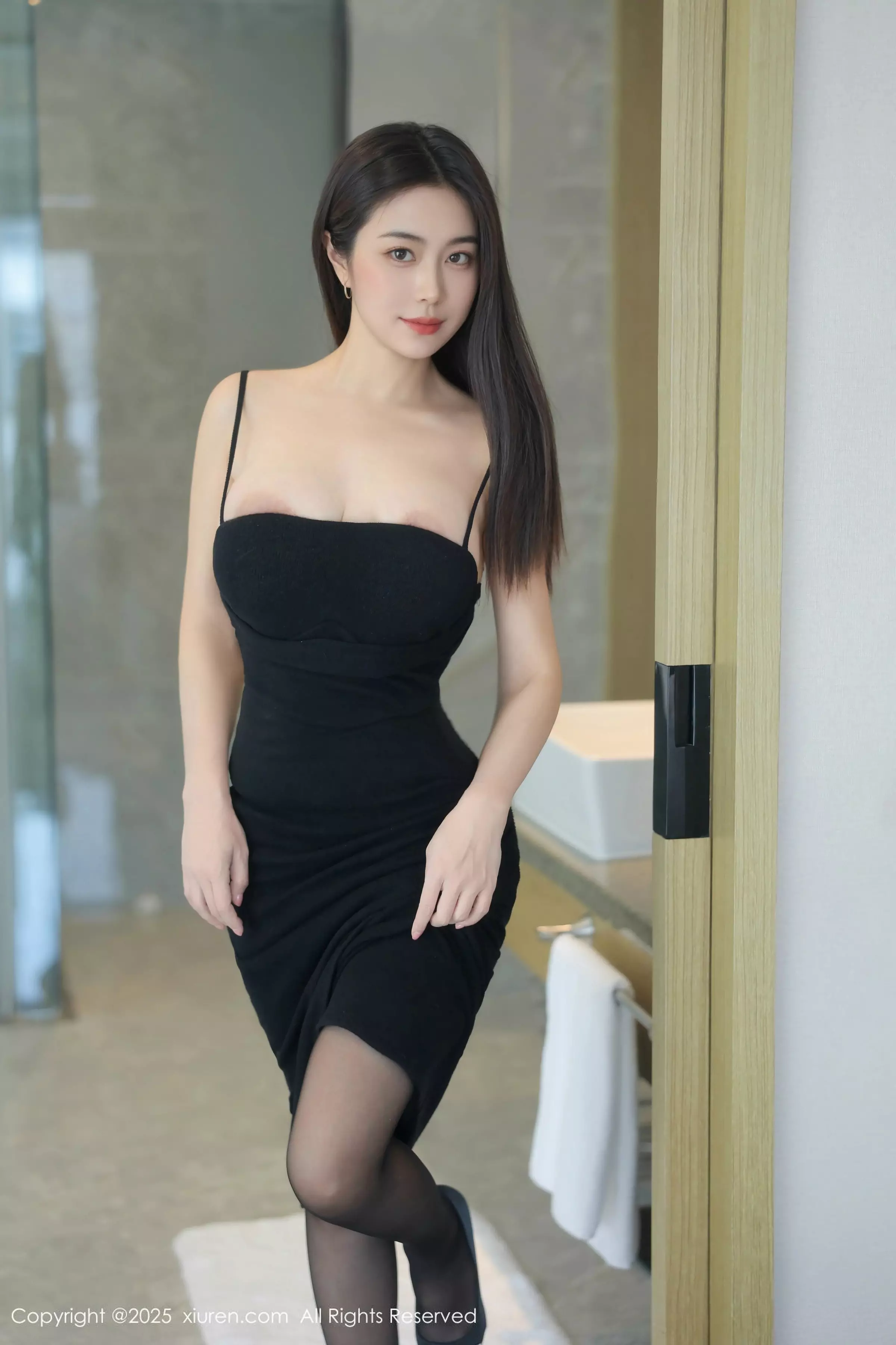 玉晨性感黒色吊带长裙配超薄黑丝秀凹凸身材绝美写真 第 24 张