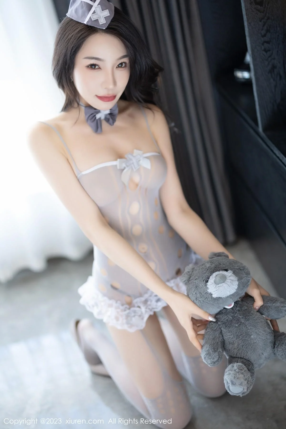 徐莉芝Booty私房半脱露浅灰色情趣服饰秀曼妙身姿绝美写真 第 49 张