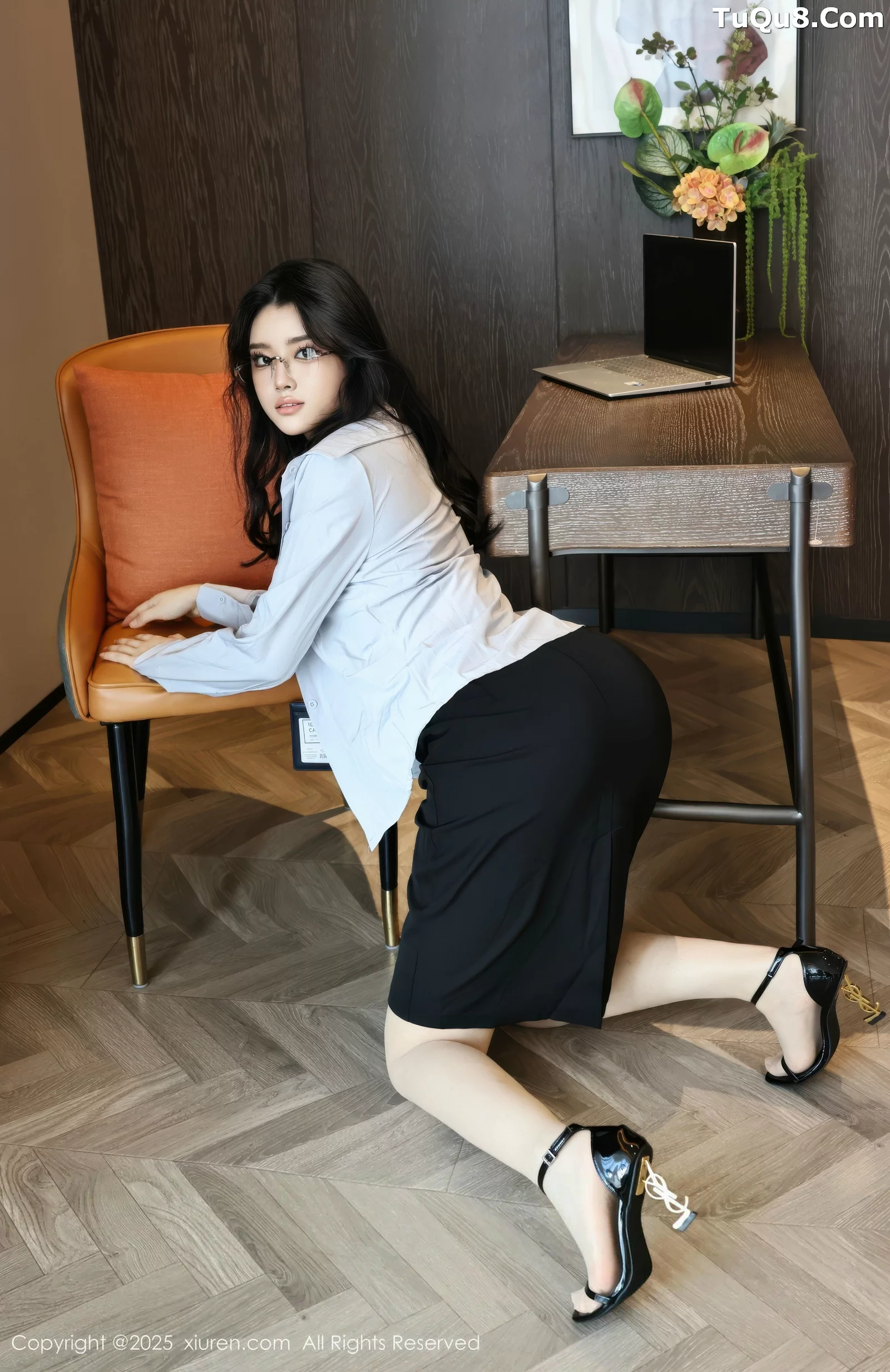 糯梨子性感蓝色衬衫配黑短裙露超薄肉丝秀曼妙身姿绝美写真 第 18 张