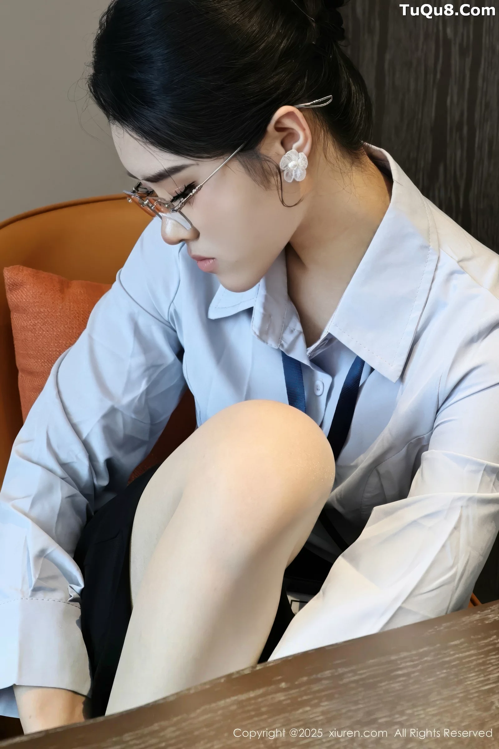 糯梨子性感蓝色衬衫配黑短裙露超薄肉丝秀曼妙身姿绝美写真 第 32 张