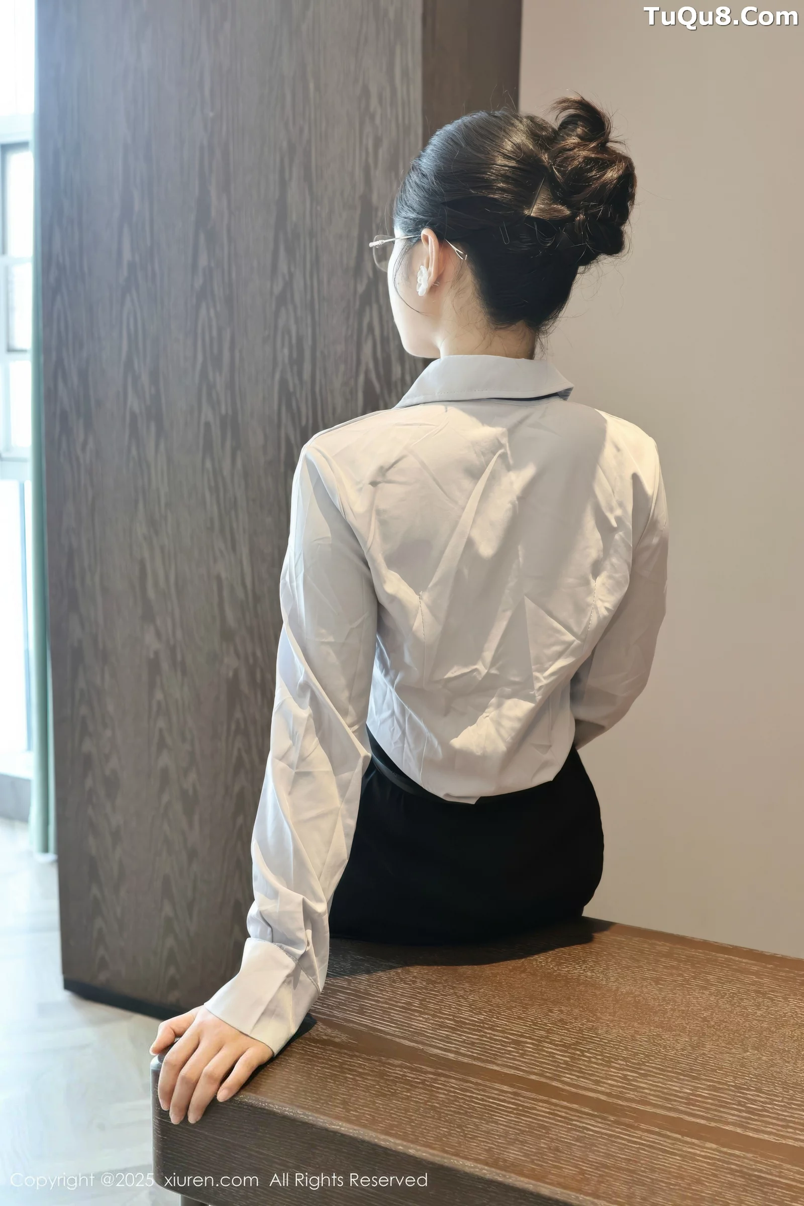 糯梨子性感蓝色衬衫配黑短裙露超薄肉丝秀曼妙身姿绝美写真 第 56 张