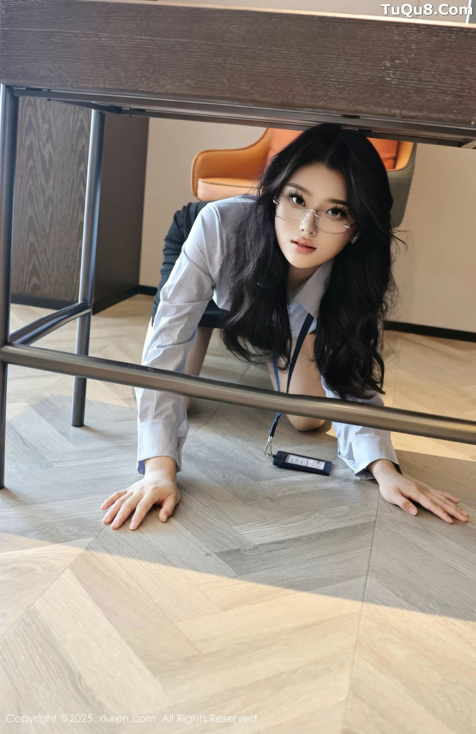 糯梨子性感蓝色衬衫配黑短裙露超薄肉丝秀曼妙身姿绝美写真 第 6 张