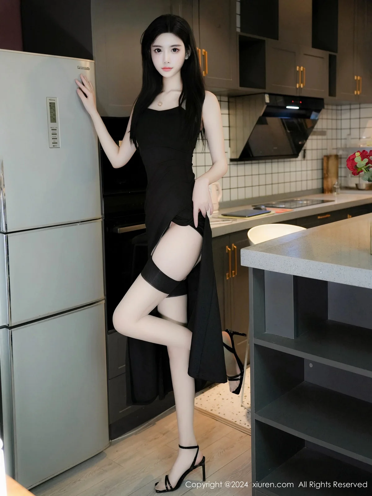 Erikaki性感黑色连衣裙配肉丝吊袜秀曼妙身姿迷人美腿写真 第 24 张