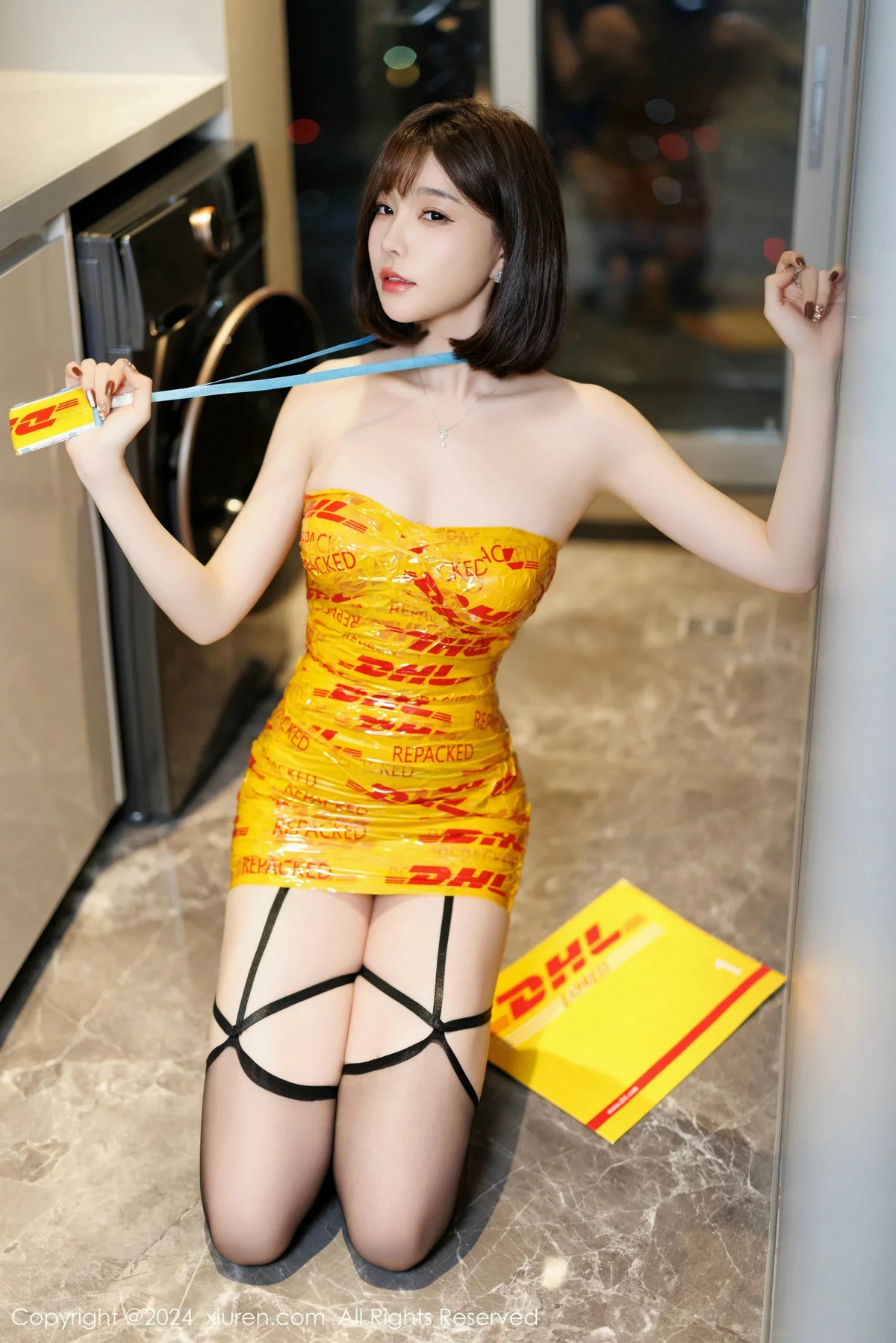 徐莉芝Booty性感黄色胶布+黑色情趣内衣秀完美身材绝美写真 第 24 张