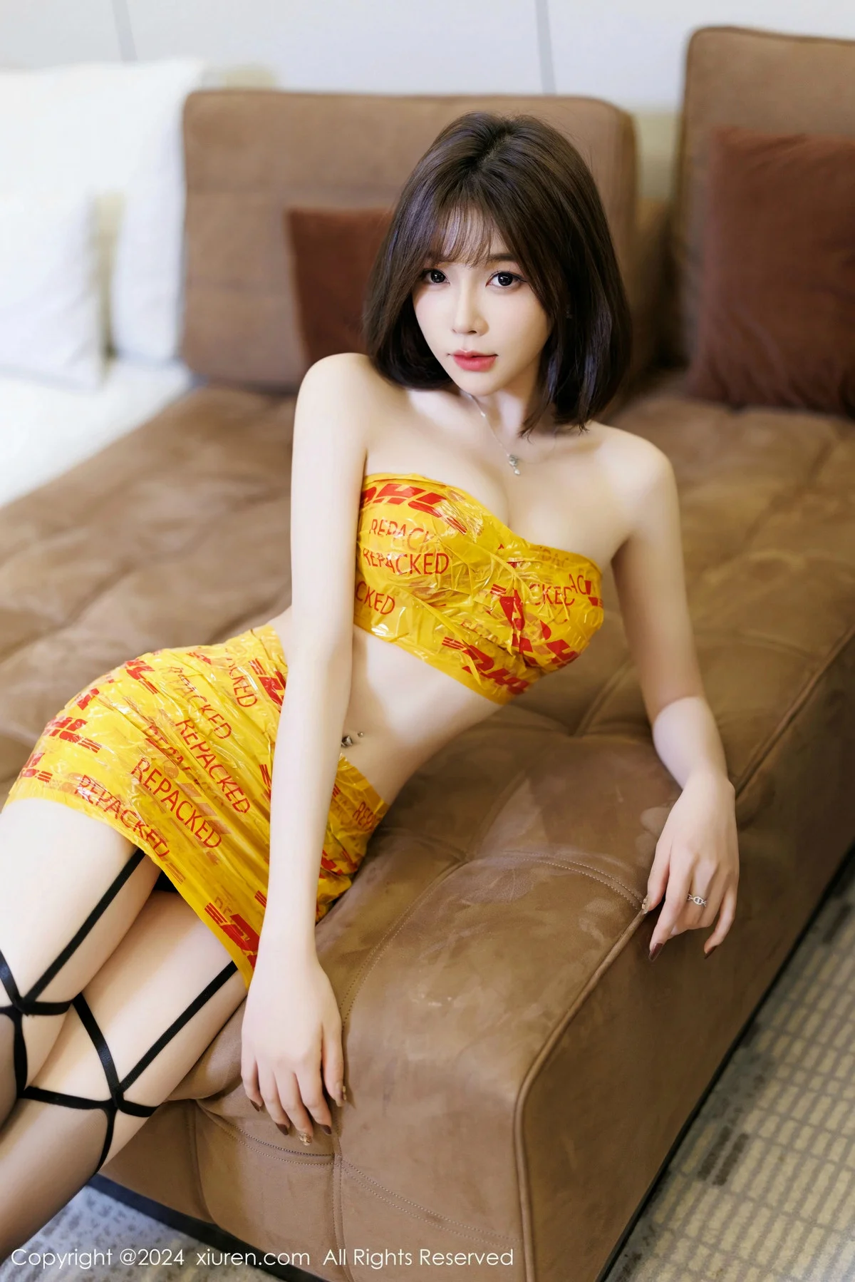 徐莉芝Booty性感黄色胶布+黑色情趣内衣秀完美身材绝美写真 第 58 张