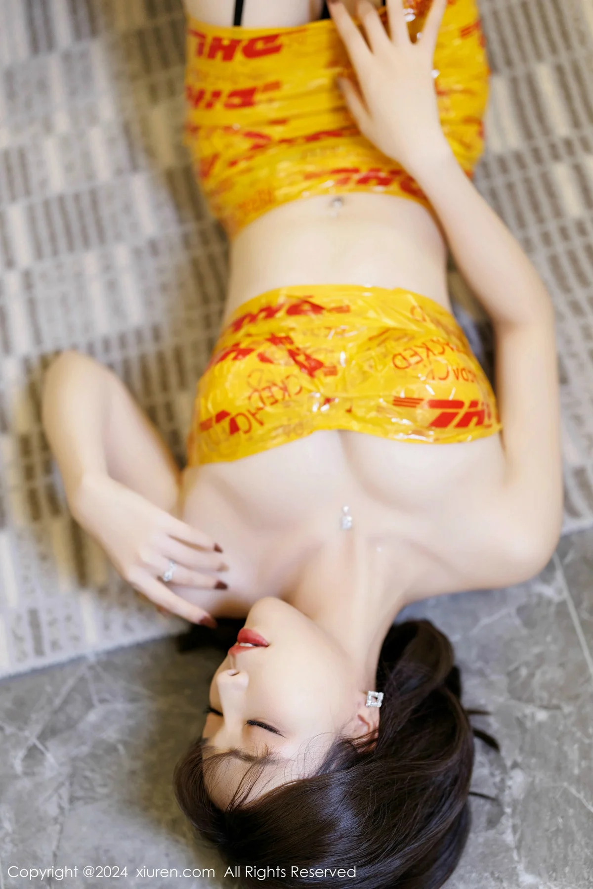 徐莉芝Booty性感黄色胶布+黑色情趣内衣秀完美身材绝美写真 第 66 张