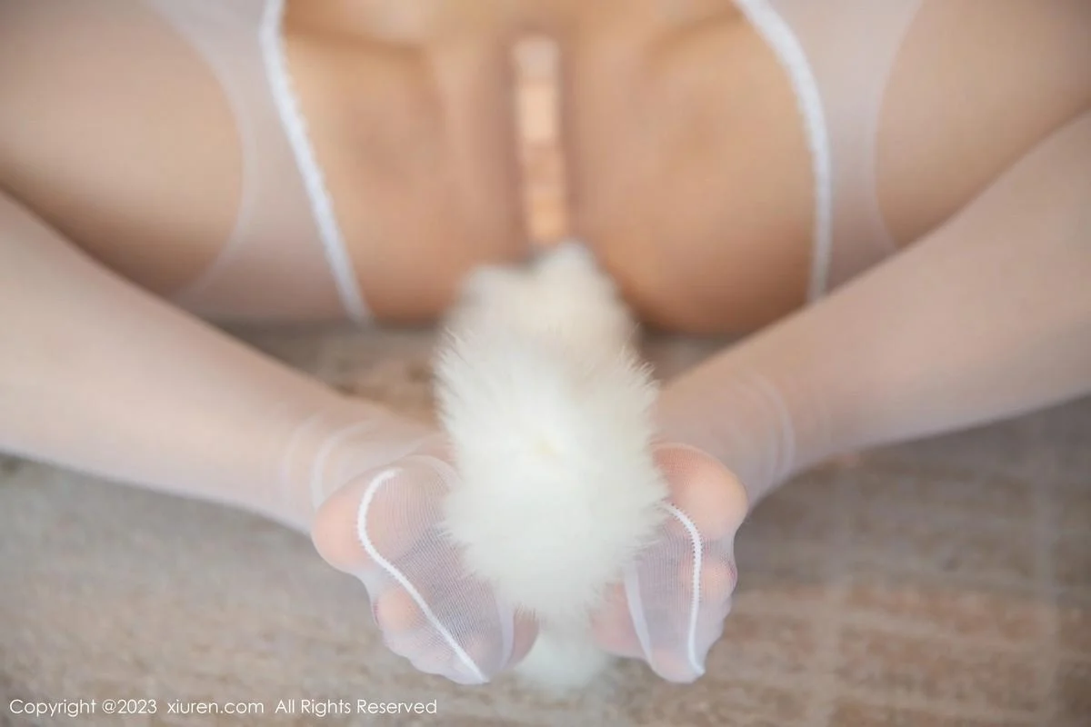 谭小灵小猫咪扮演性感白色上衣配开档白丝秀翘臀绝美写真 第 19 张