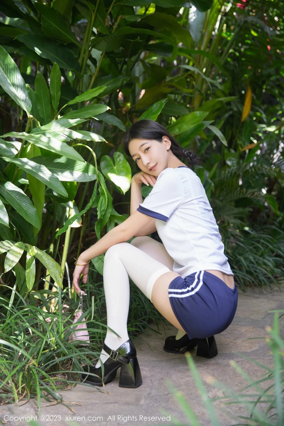 熊小诺脱性感学生制服露白色蕾丝内衣秀曼妙身姿绝美写真 第 1 张