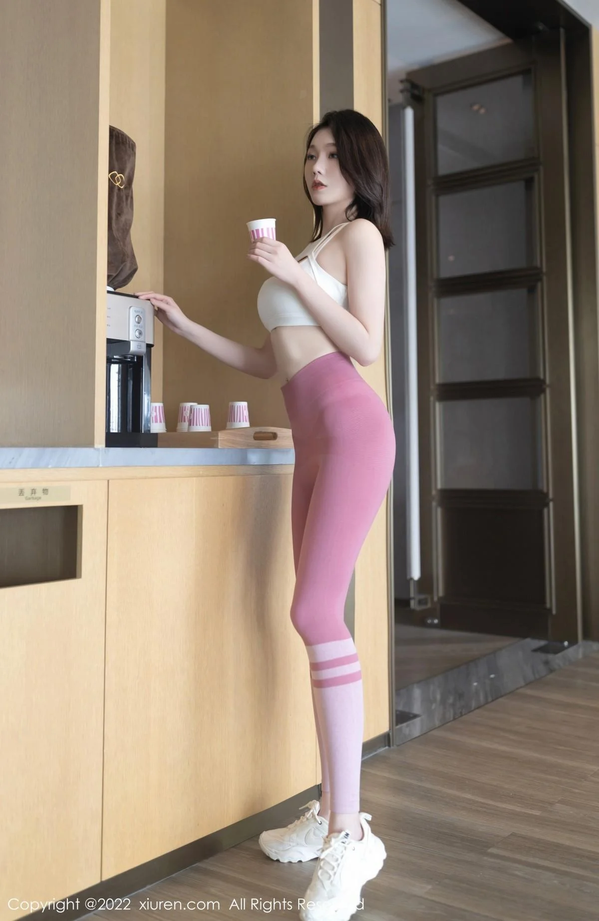安然anran珠三角旅拍健身房白色上衣配紧身运动裤绝美写真 第 23 张