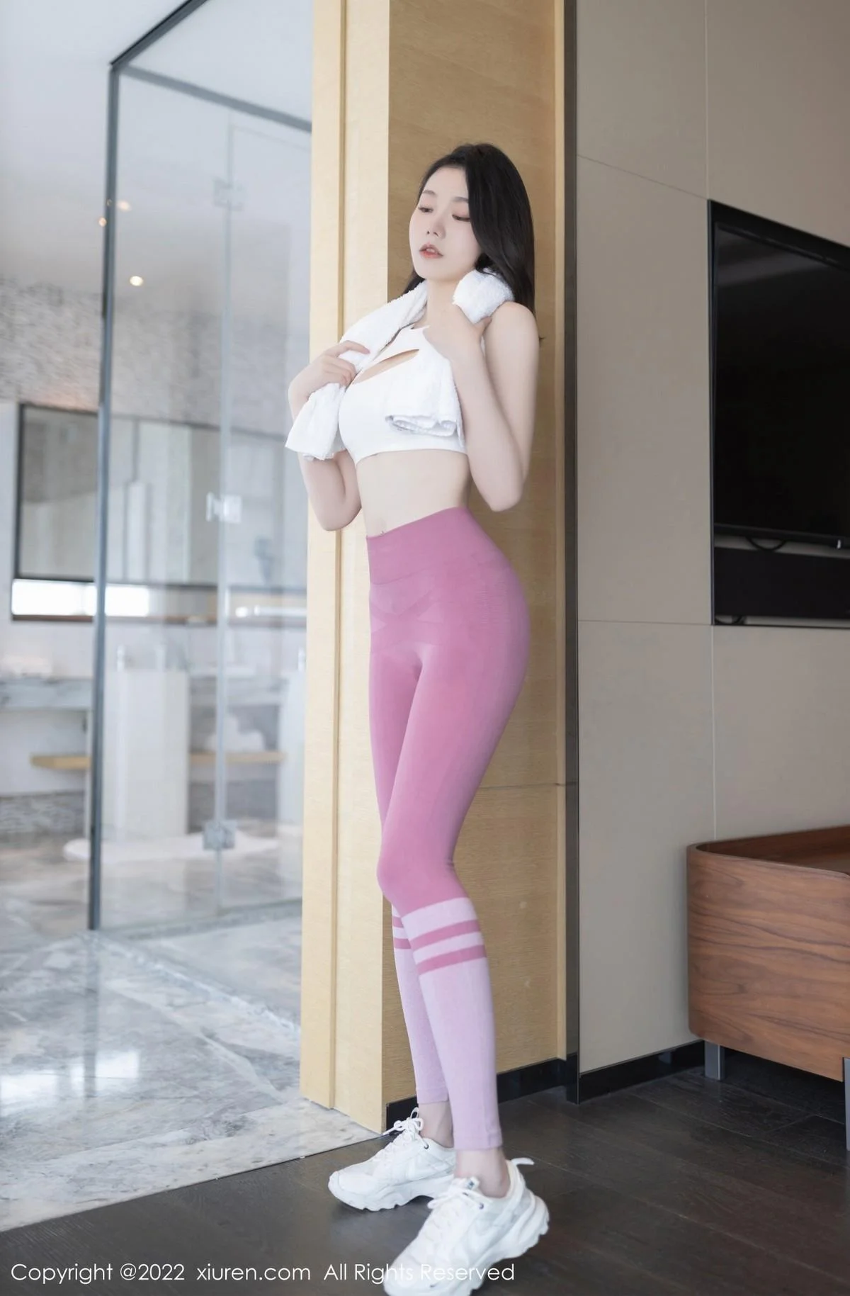 安然anran珠三角旅拍健身房白色上衣配紧身运动裤绝美写真 第 26 张