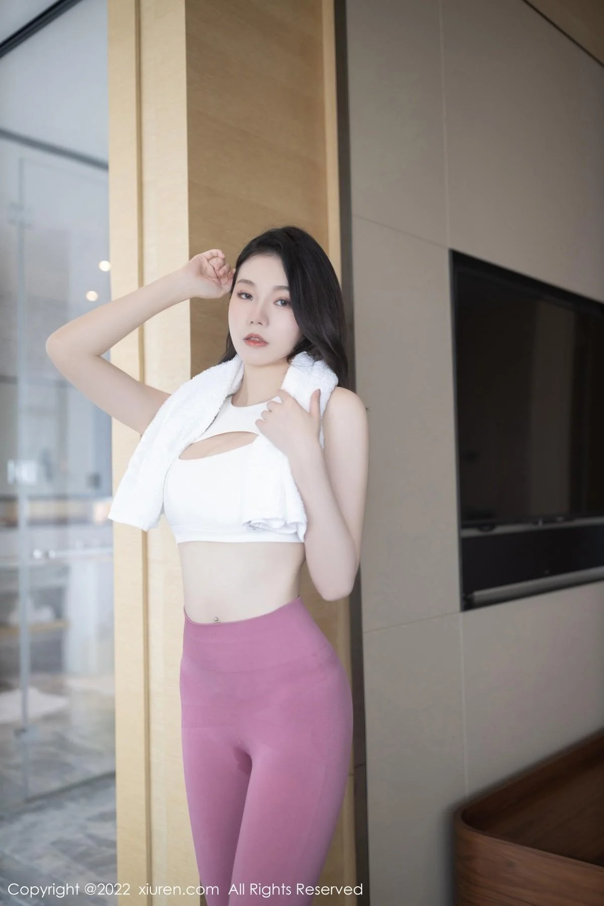 安然anran珠三角旅拍健身房白色上衣配紧身运动裤绝美写真 第 27 张