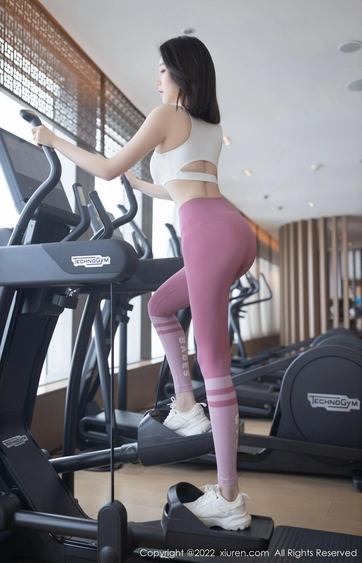 安然anran珠三角旅拍健身房白色上衣配紧身运动裤绝美写真 第 4 张
