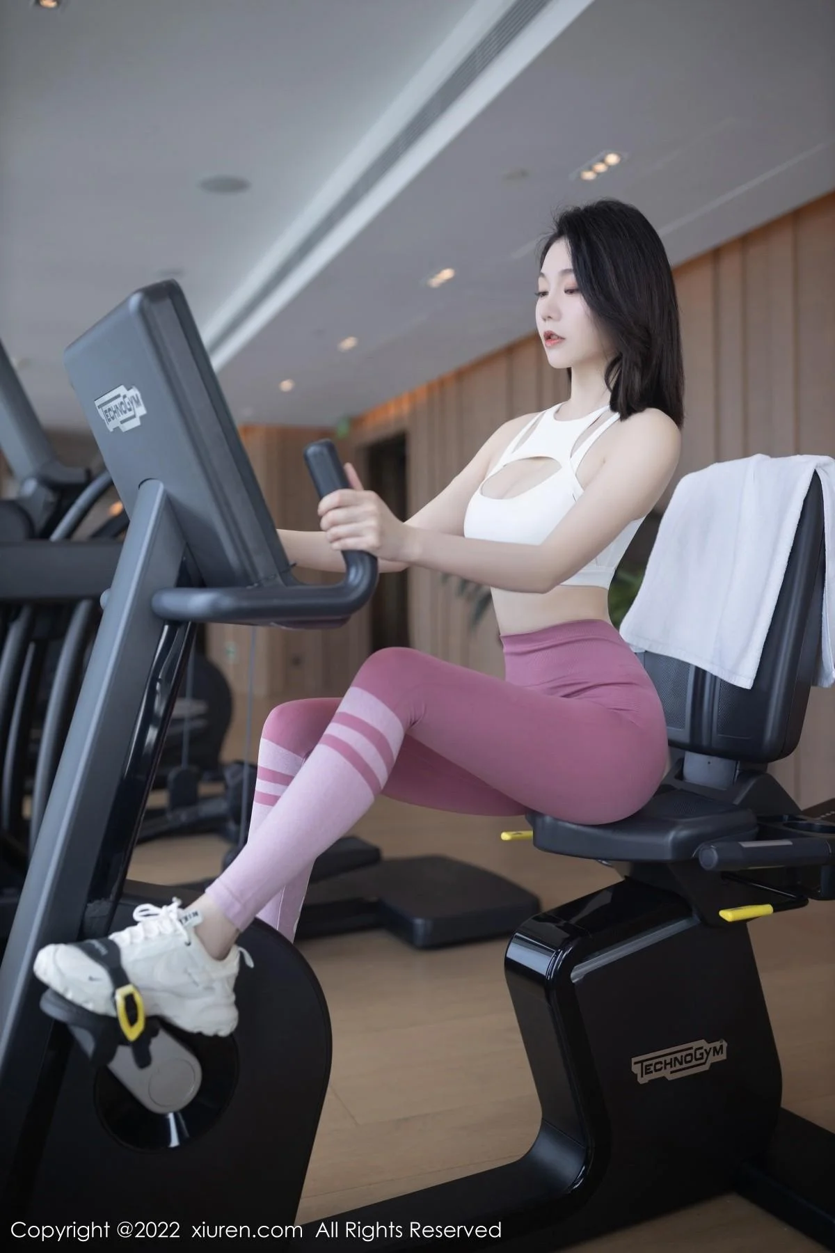 安然anran珠三角旅拍健身房白色上衣配紧身运动裤绝美写真 第 6 张
