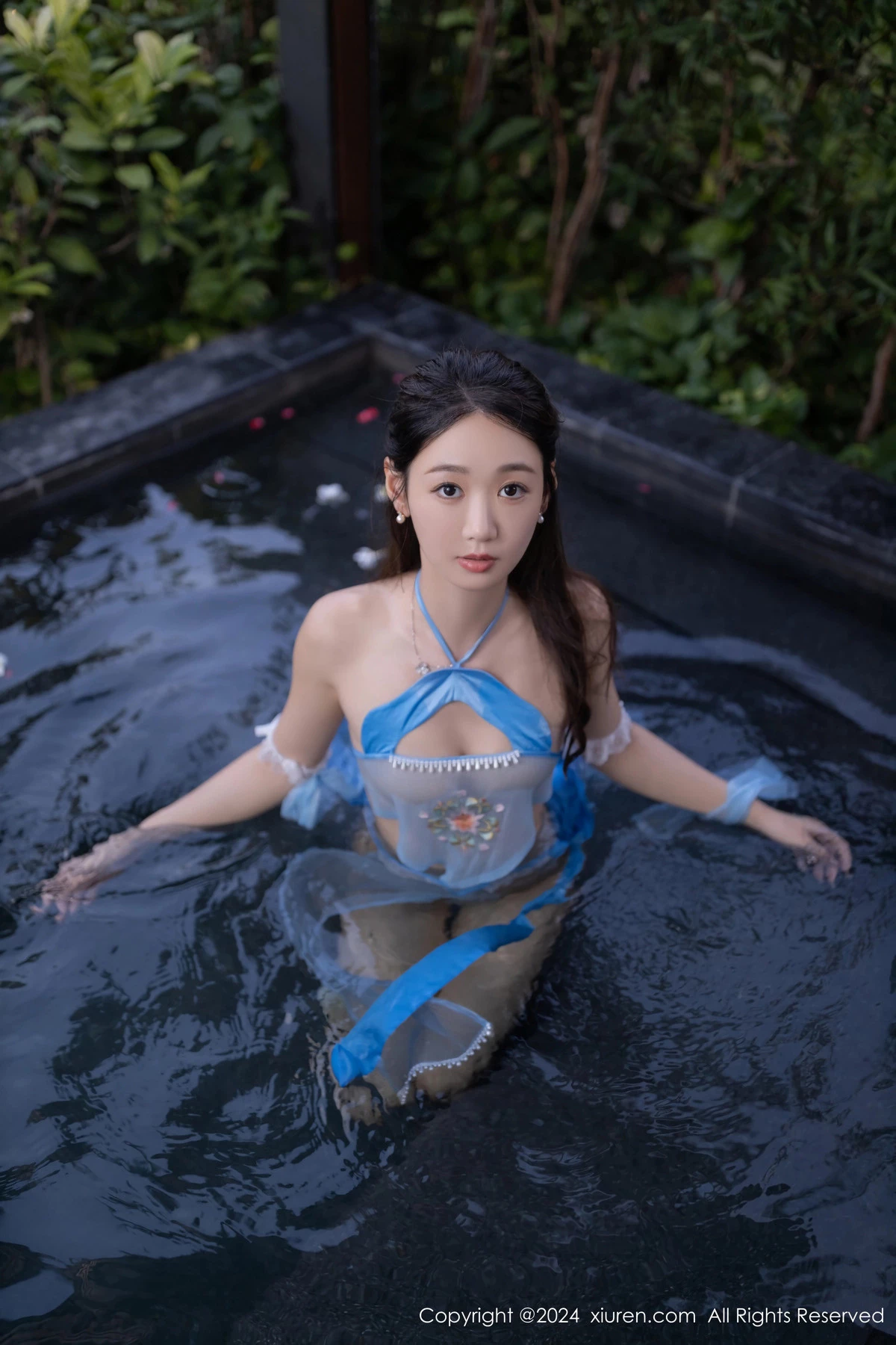 唐安琪户外泳池性感蓝色古装薄纱服饰秀柔美身段绝美写真 第 51 张