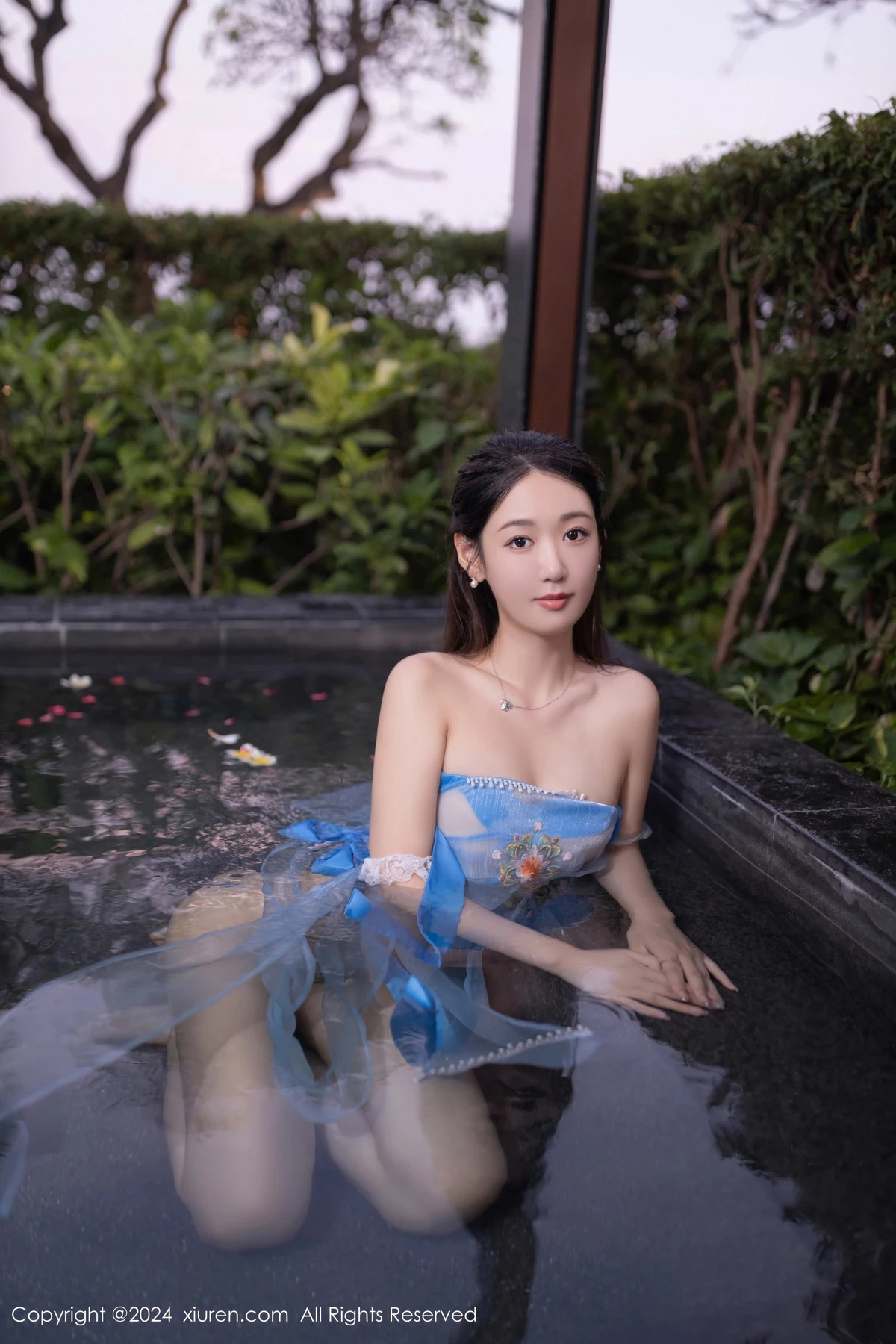 唐安琪户外泳池性感蓝色古装薄纱服饰秀柔美身段绝美写真 第 62 张