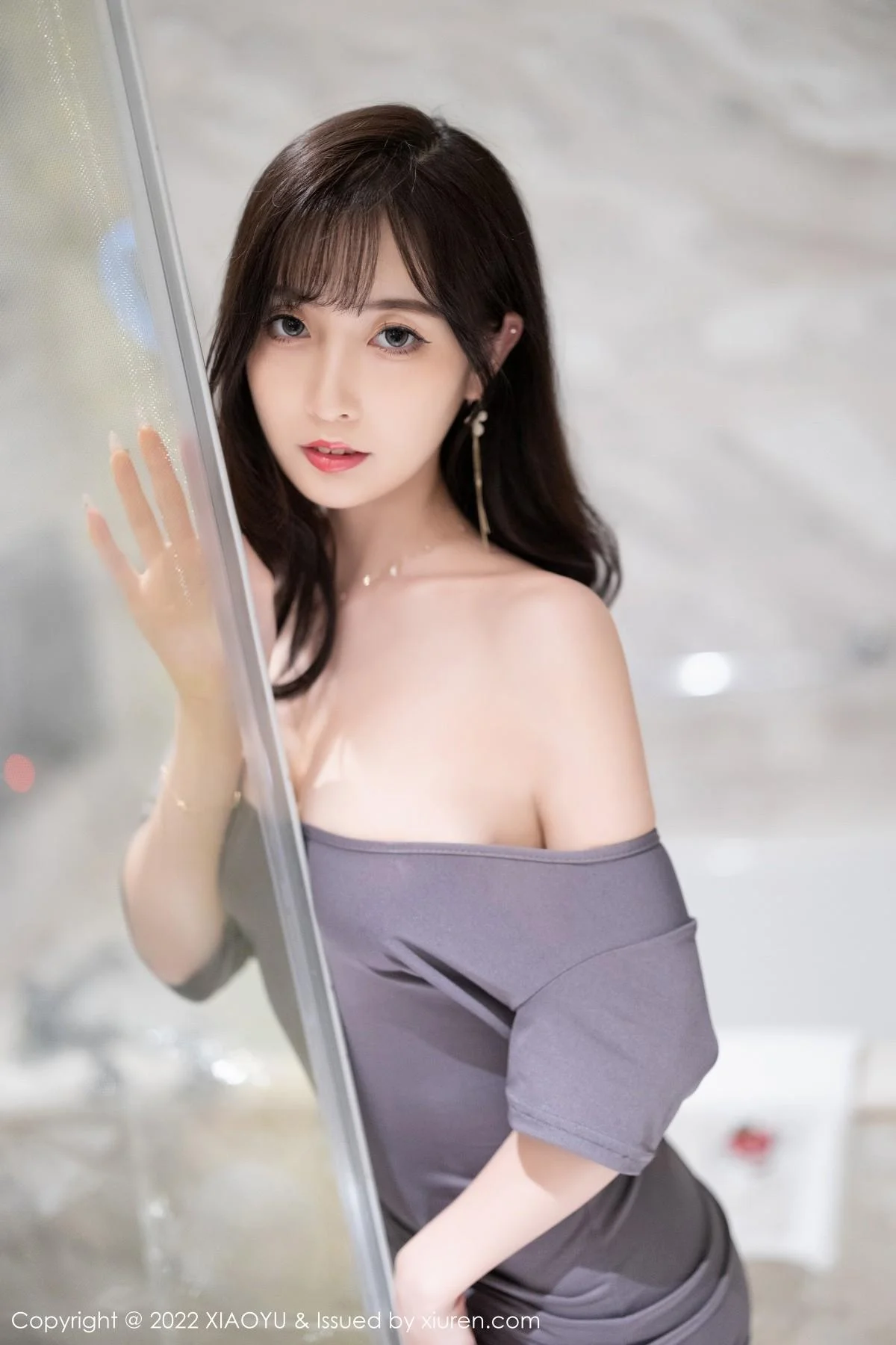 林星阑性感露肩灰色连衣短裙配黑丝袜秀曼妙身姿迷人写真 第 113 张