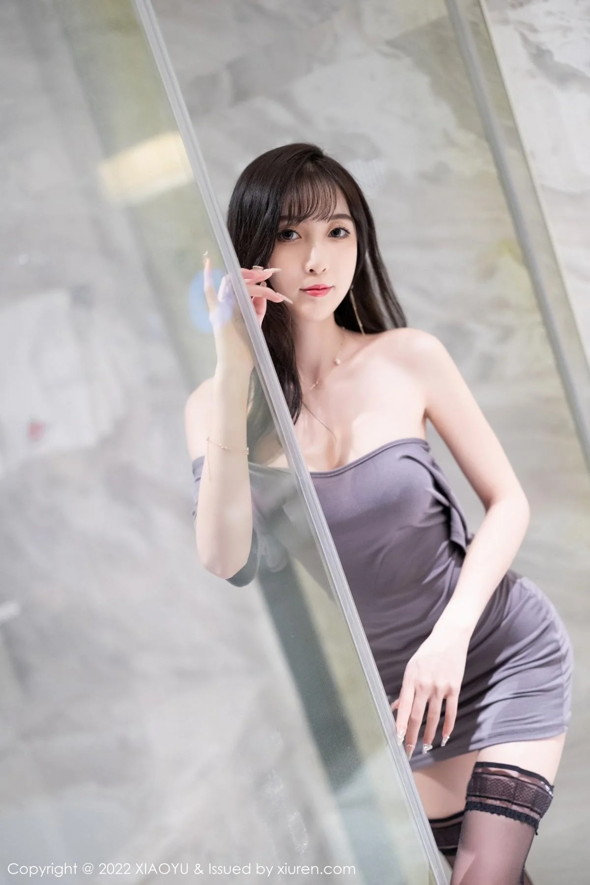 林星阑性感露肩灰色连衣短裙配黑丝袜秀曼妙身姿迷人写真 第 118 张