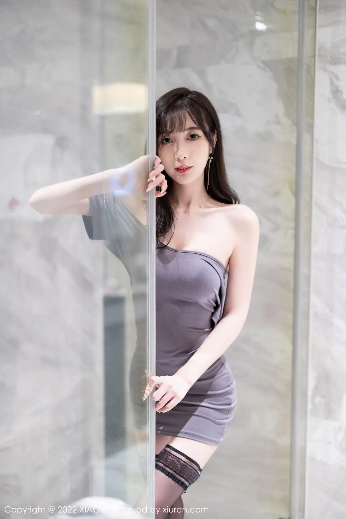 林星阑性感露肩灰色连衣短裙配黑丝袜秀曼妙身姿迷人写真 第 119 张