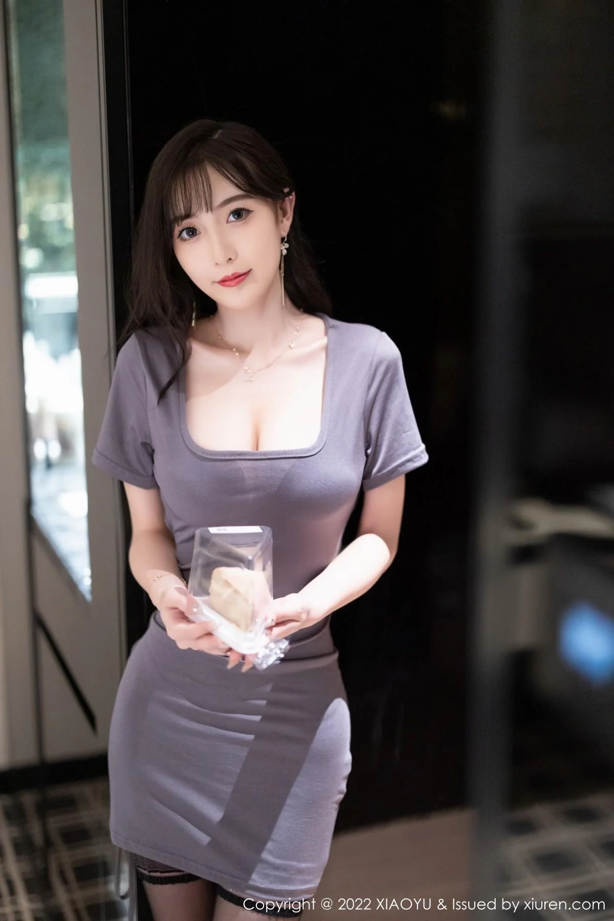林星阑性感露肩灰色连衣短裙配黑丝袜秀曼妙身姿迷人写真 第 4 张