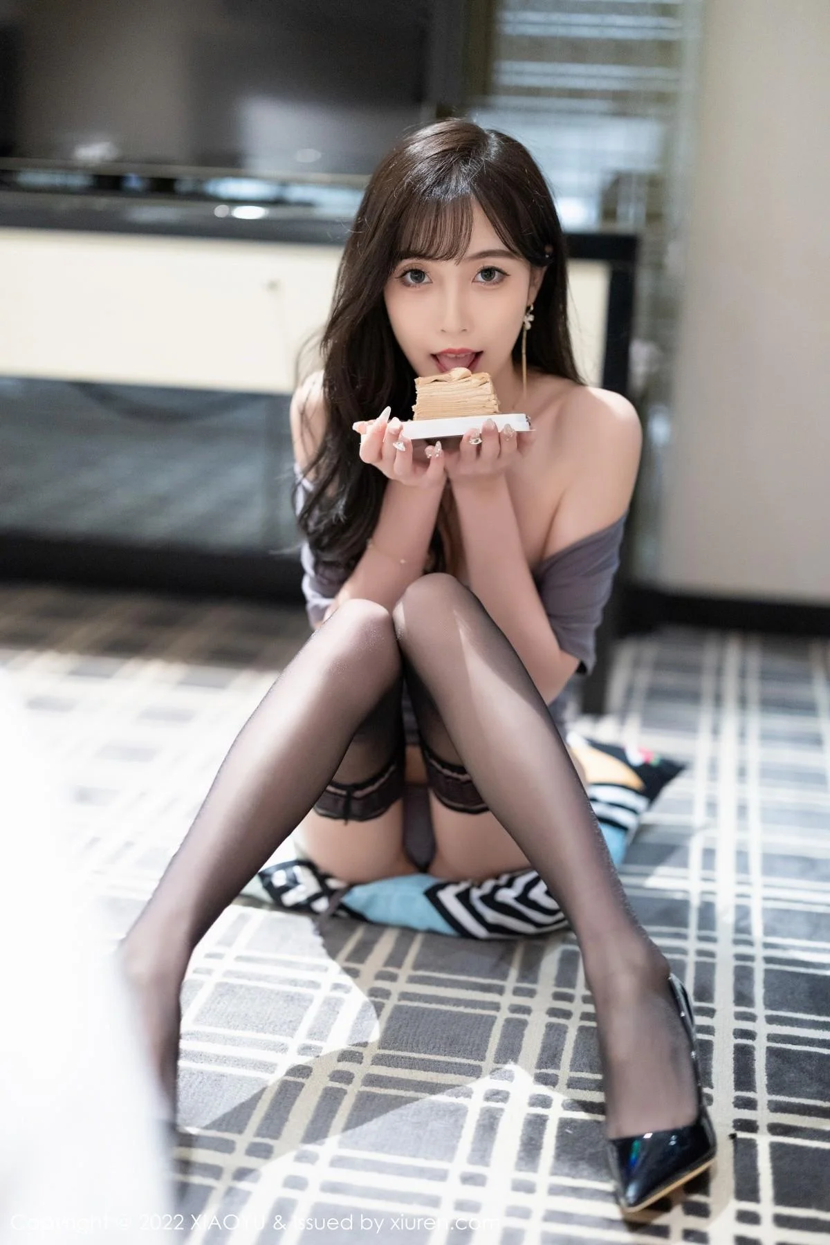林星阑性感露肩灰色连衣短裙配黑丝袜秀曼妙身姿迷人写真 第 94 张
