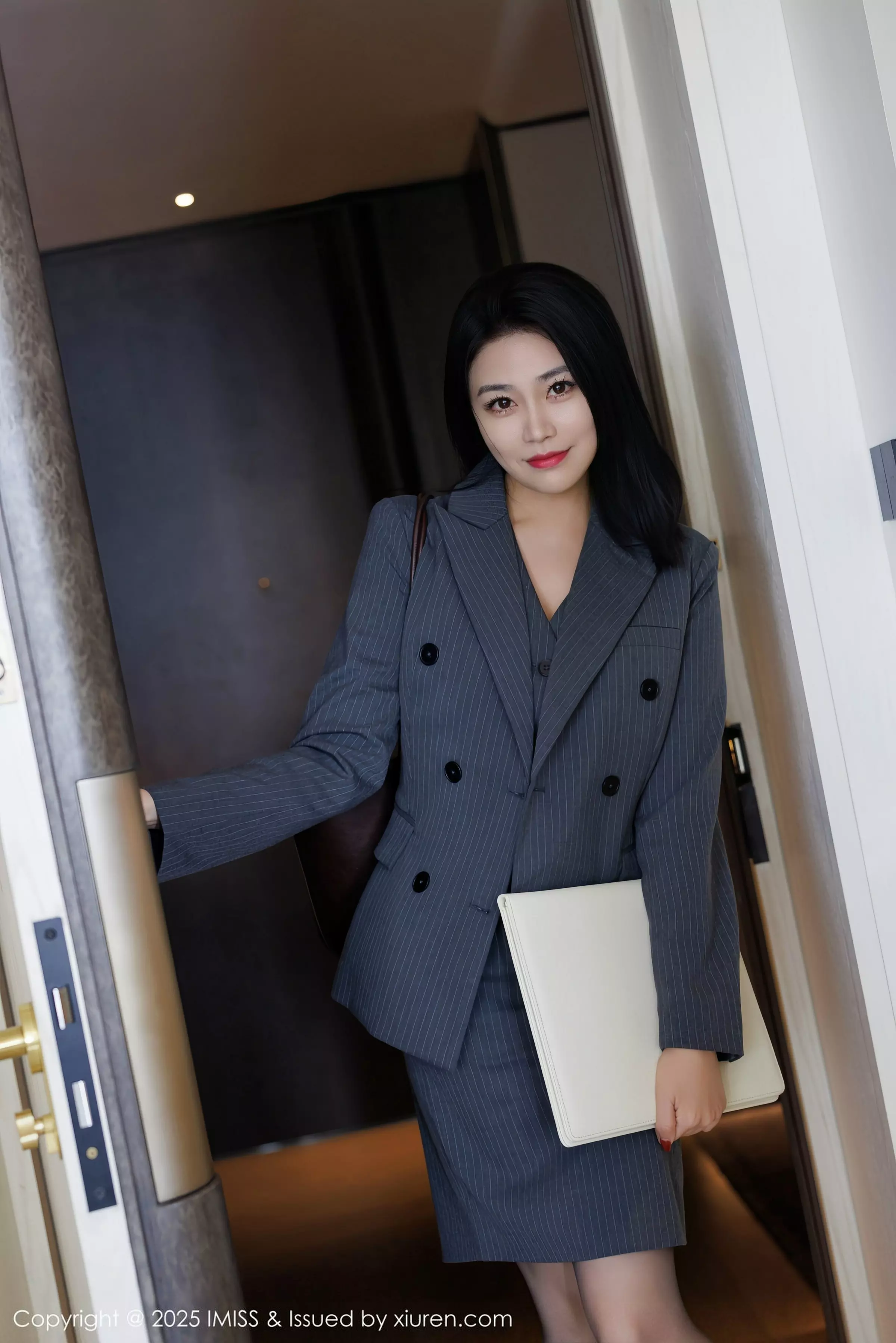 许诺Sabrina性感OL职业装露红色蕾丝内衣配超薄黑丝魅惑写真 第 1 张
