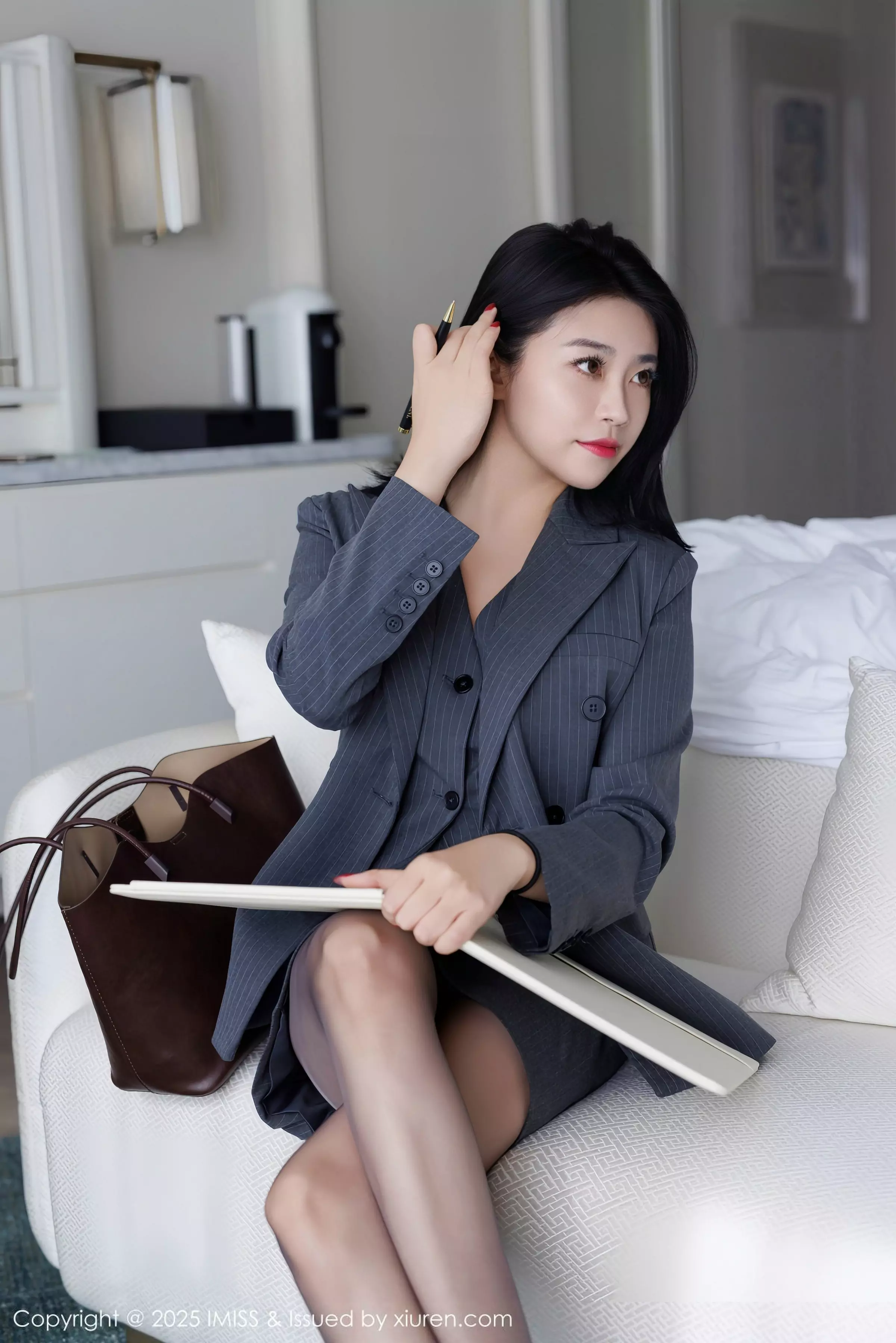 许诺Sabrina性感OL职业装露红色蕾丝内衣配超薄黑丝魅惑写真 第 16 张