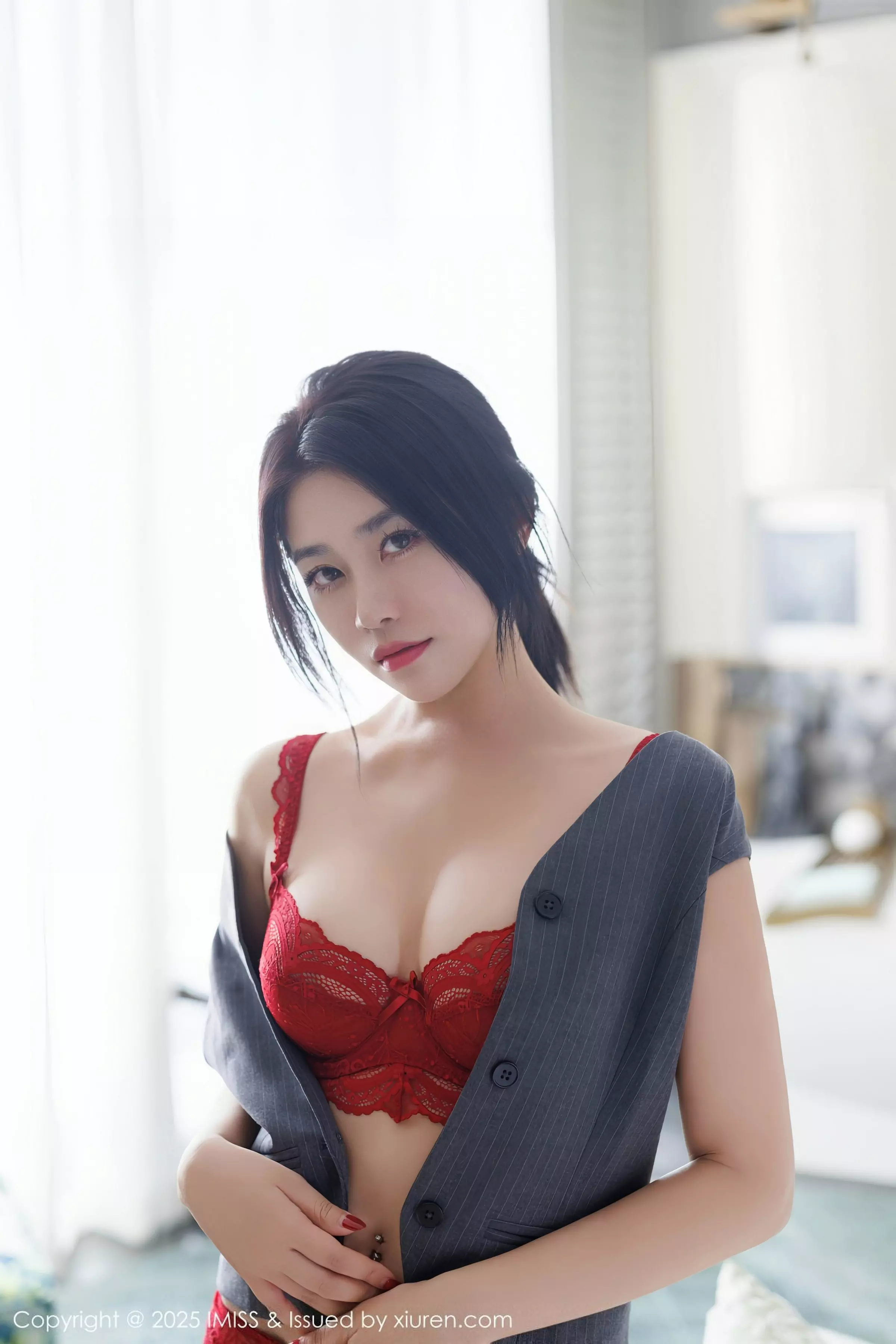许诺Sabrina性感OL职业装露红色蕾丝内衣配超薄黑丝魅惑写真 第 171 张
