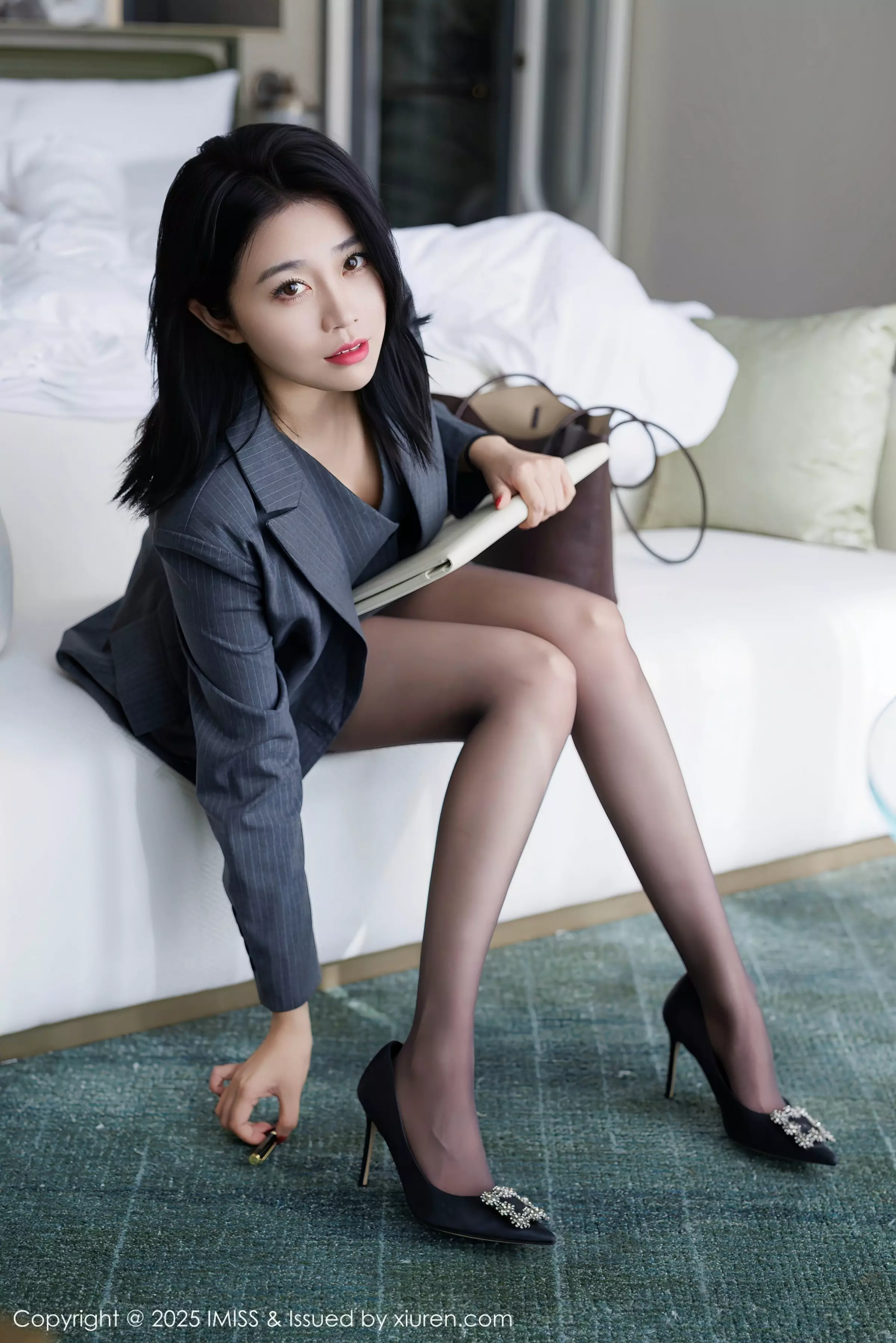 许诺Sabrina性感OL职业装露红色蕾丝内衣配超薄黑丝魅惑写真 第 23 张