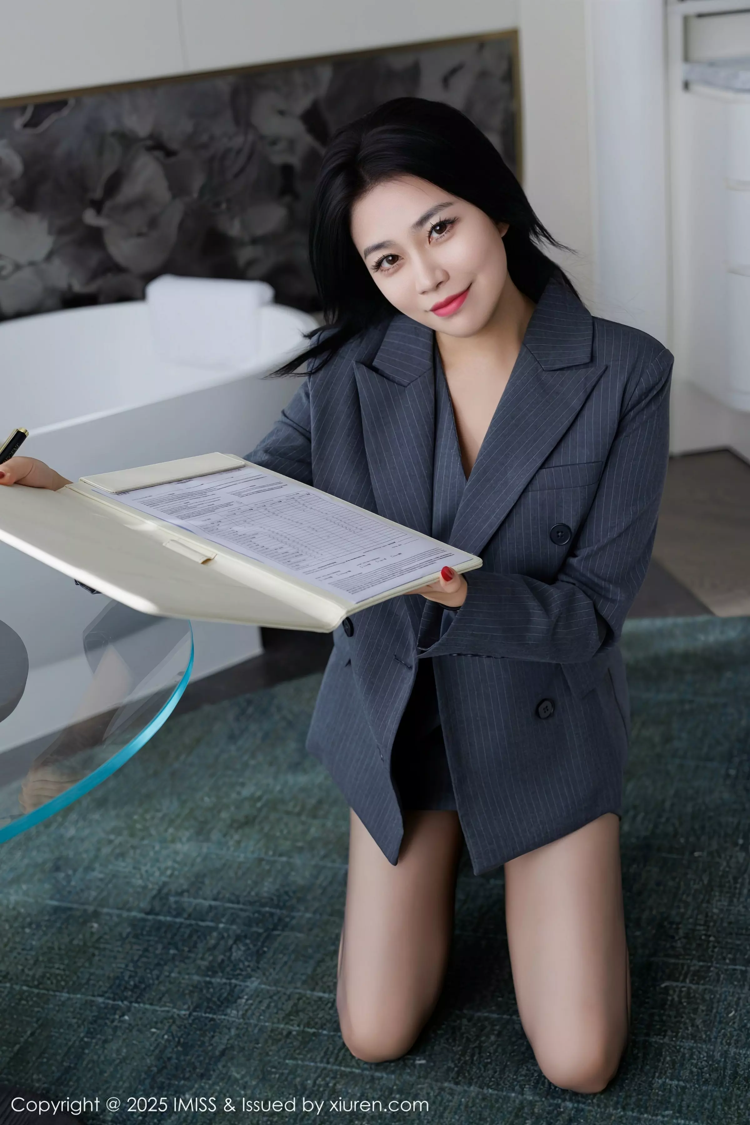 许诺Sabrina性感OL职业装露红色蕾丝内衣配超薄黑丝魅惑写真 第 38 张