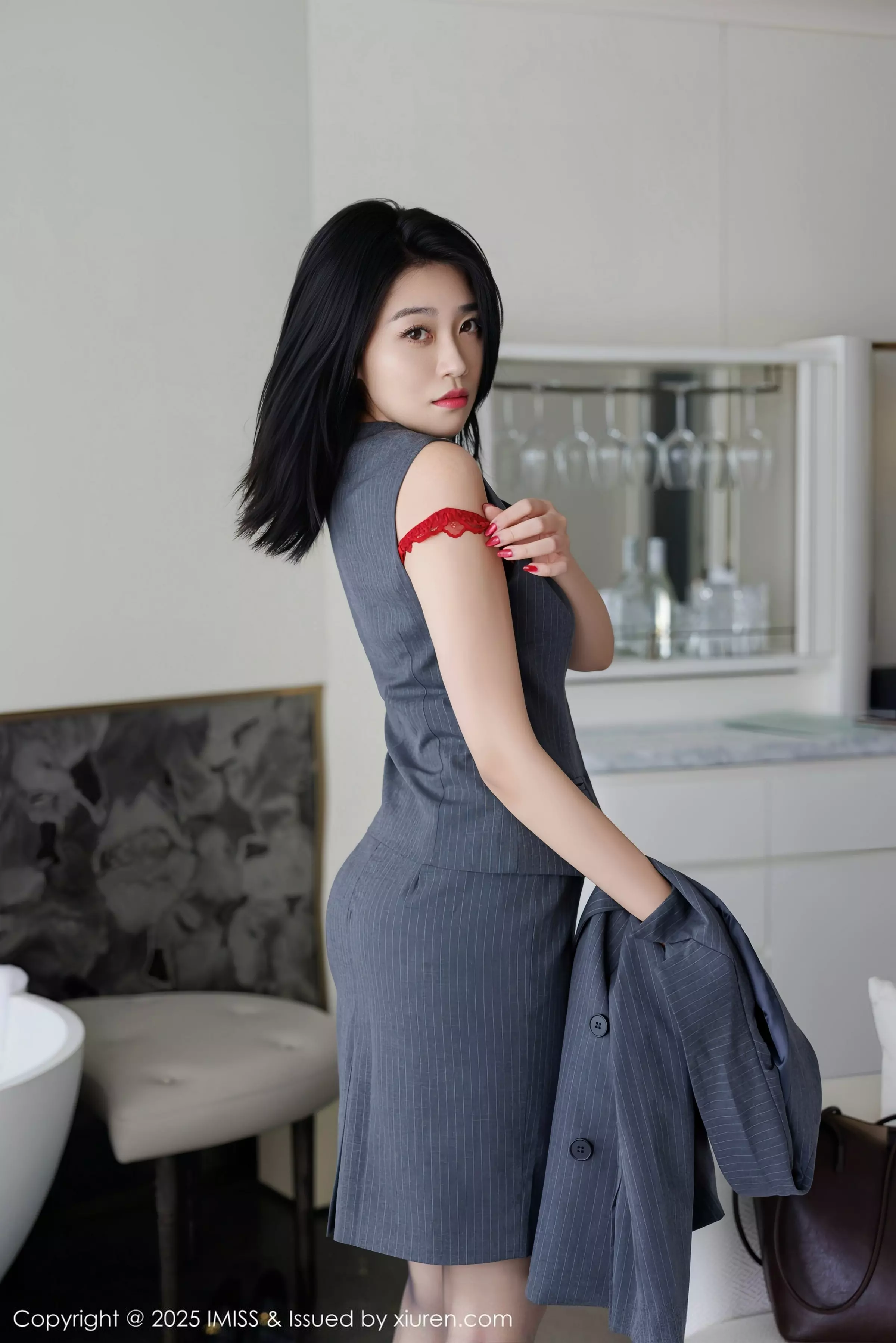 许诺Sabrina性感OL职业装露红色蕾丝内衣配超薄黑丝魅惑写真 第 51 张