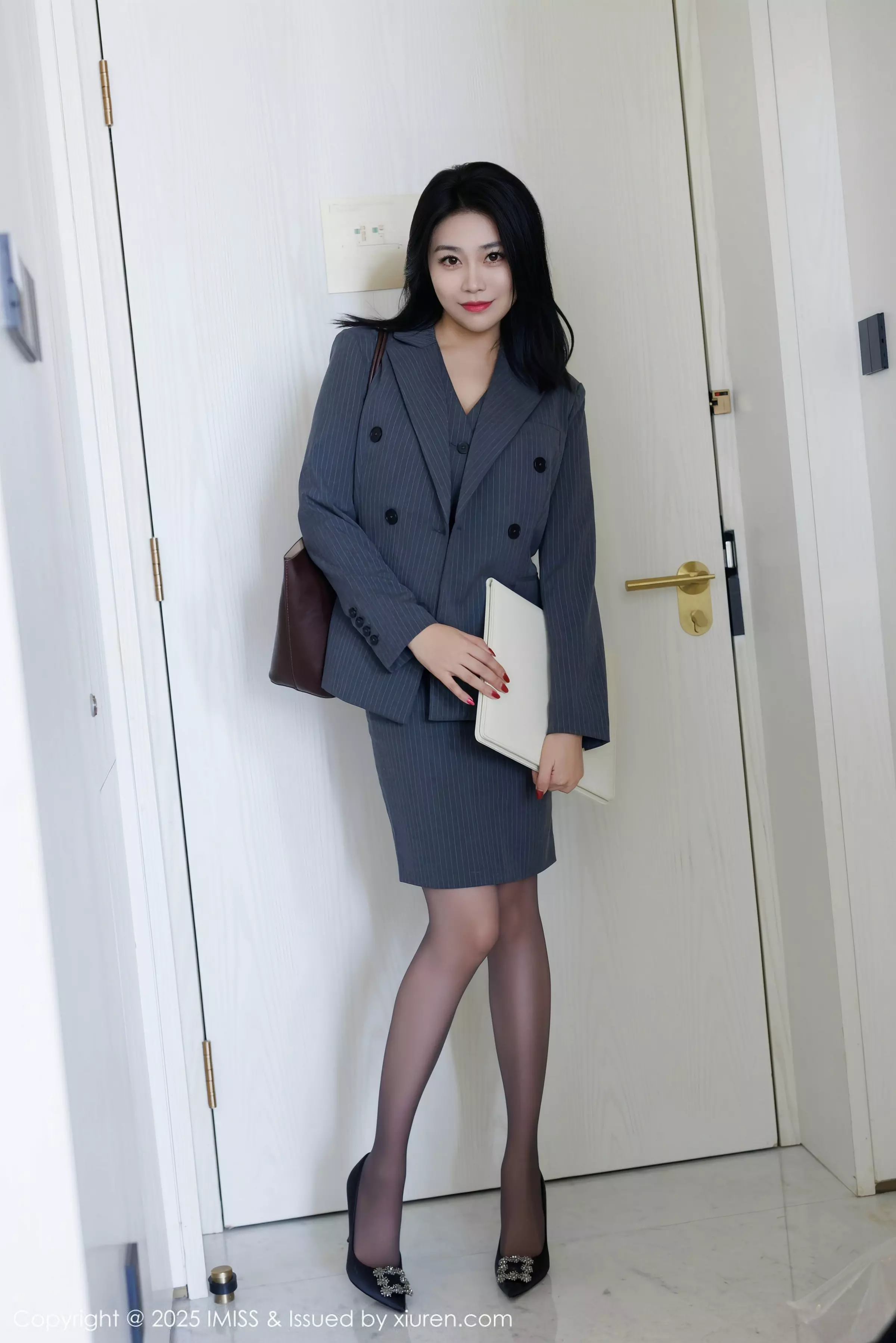 许诺Sabrina性感OL职业装露红色蕾丝内衣配超薄黑丝魅惑写真 第 8 张